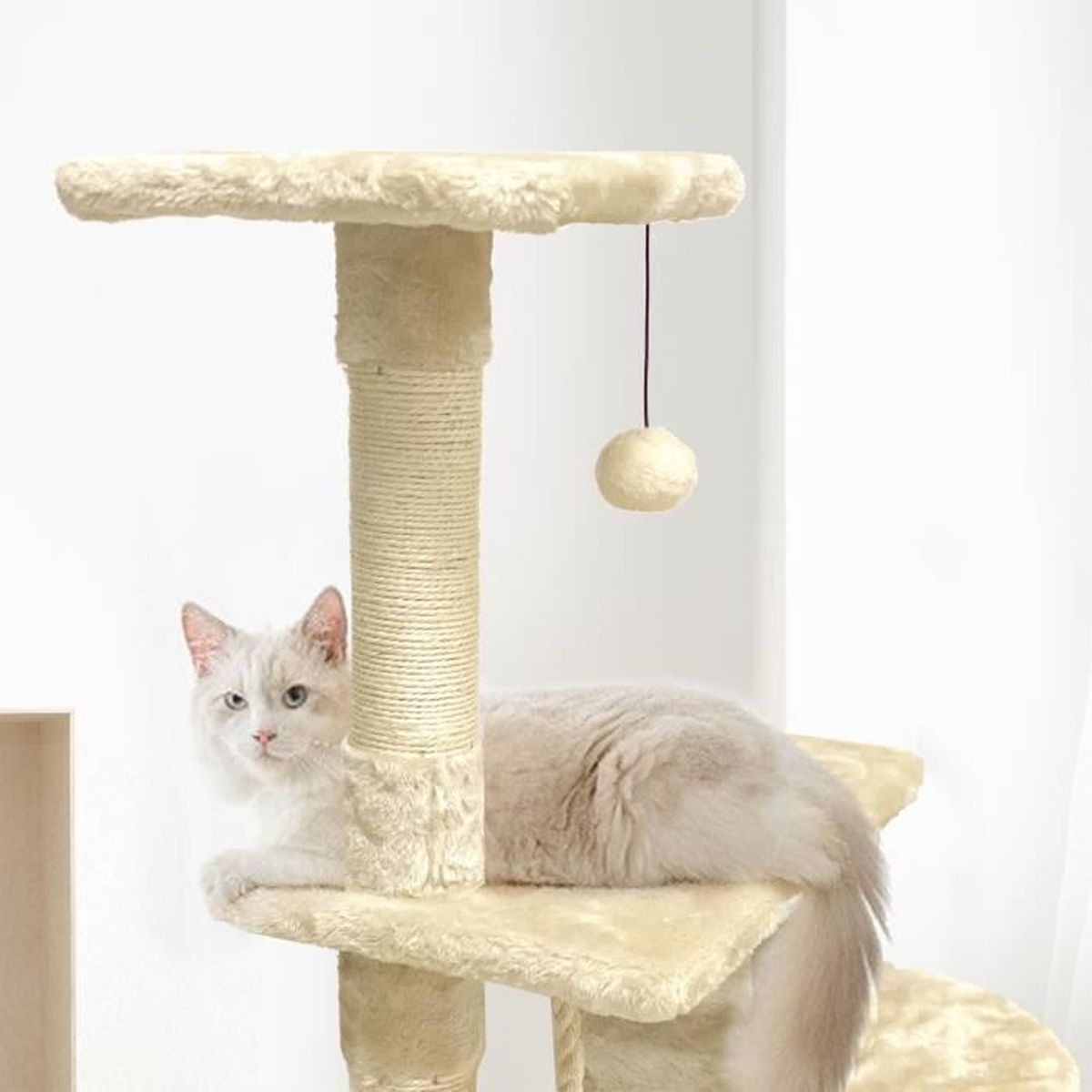 Eine weiße Katze liegt auf einem beigen Kratzbaum mit einem Spielzeugball.