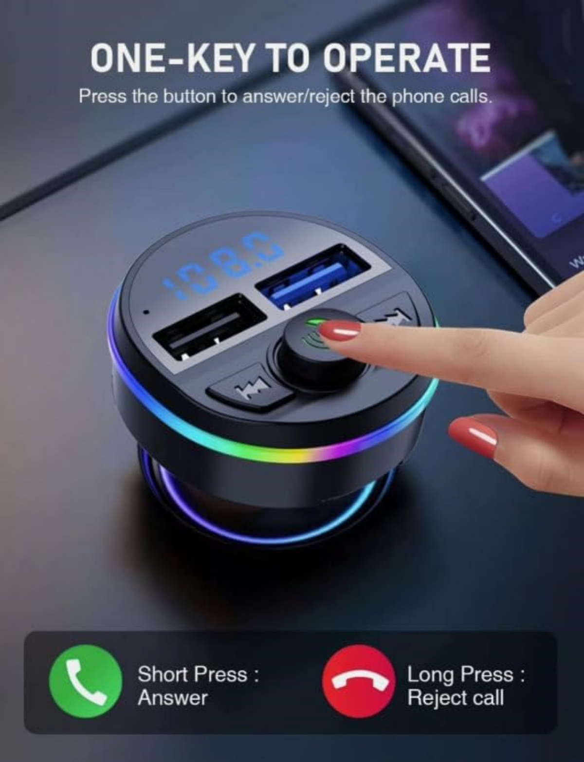 Ein Finger drückt auf den Knopf eines schwarzen Geräts mit USB-Anschlüssen und bunten Lichtern.