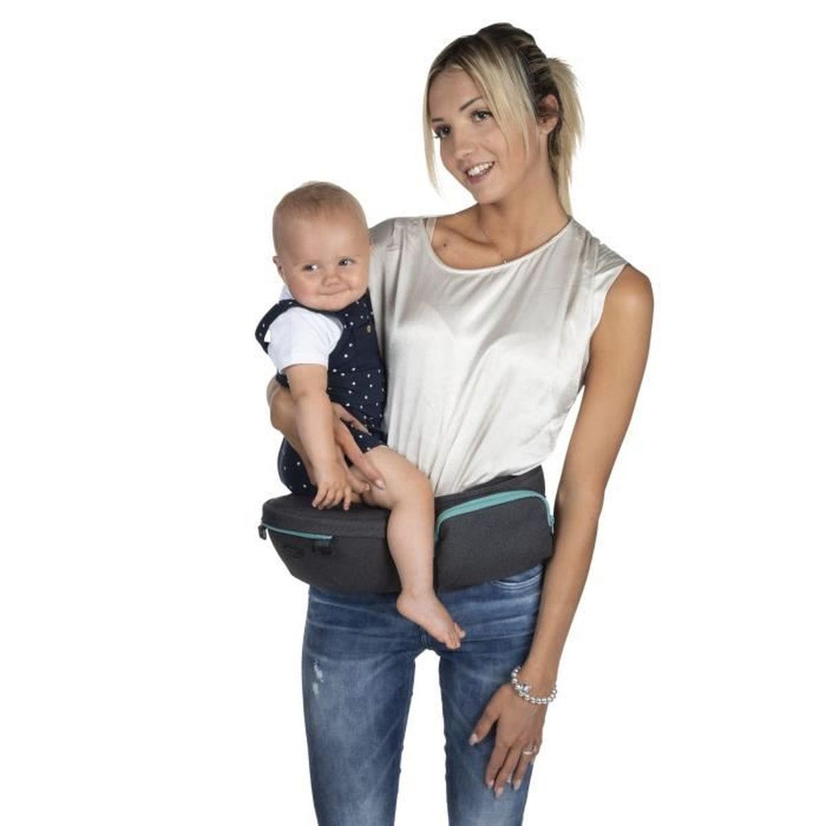 Eine Frau mit einem Baby auf der Hüfte, getragen in einem grauen Tragesitz.