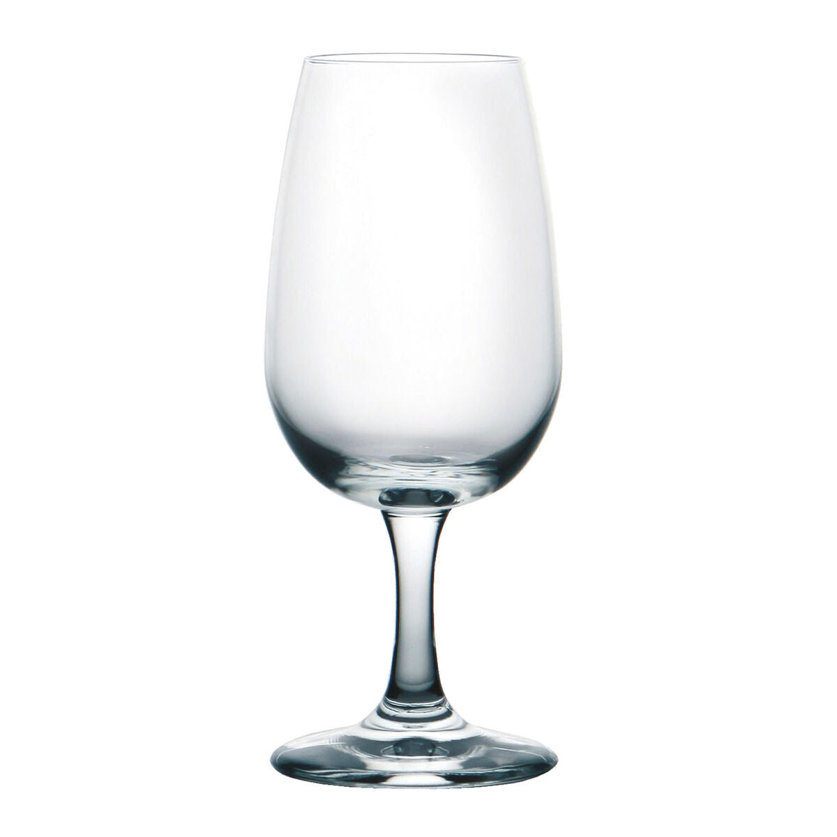 Ein leeres, durchsichtiges Glas mit einem langen Stiel steht auf einem runden Fuß.