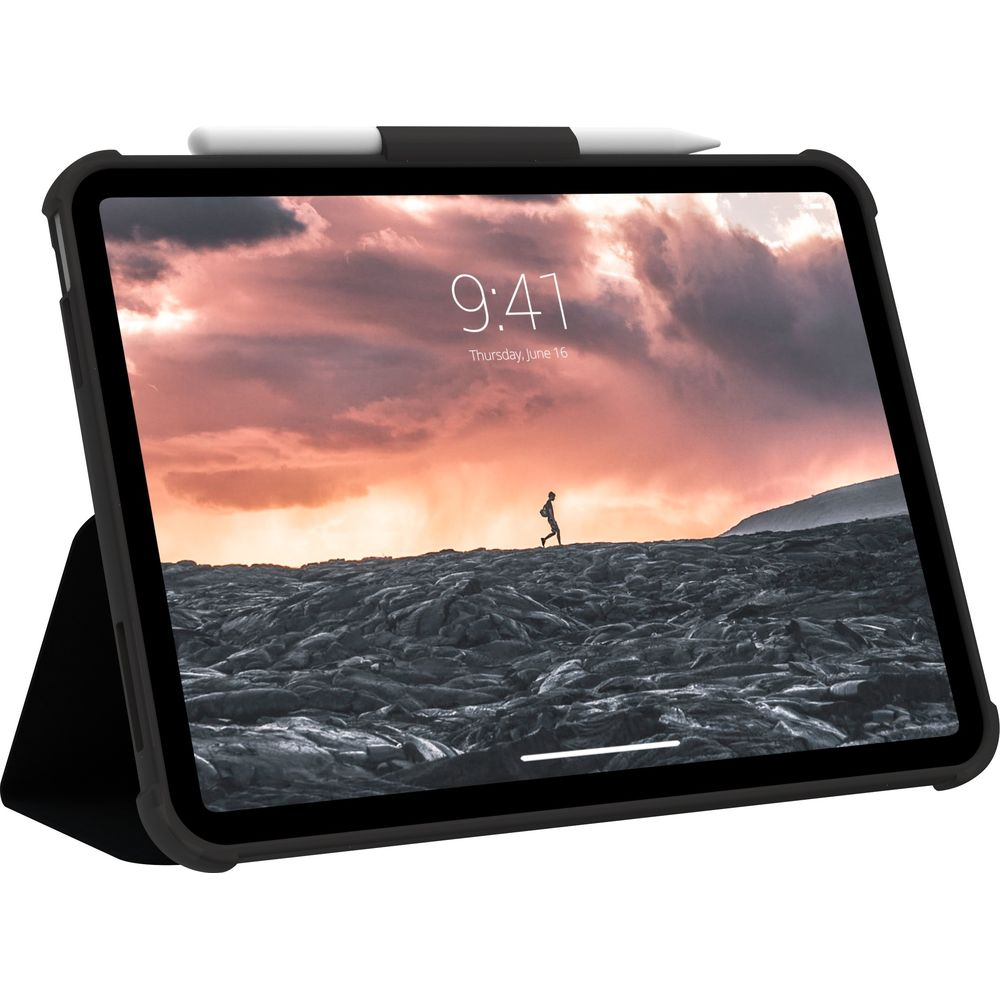Tablet w czarnym etui ze stojakiem, wyświetlający krajobraz z biegaczem.