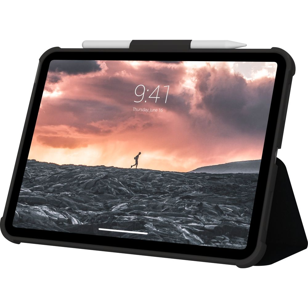 Tablet z uchwytem na rysik pokazuje biegacza na tle pola lawy i dramatycznego nieba.
