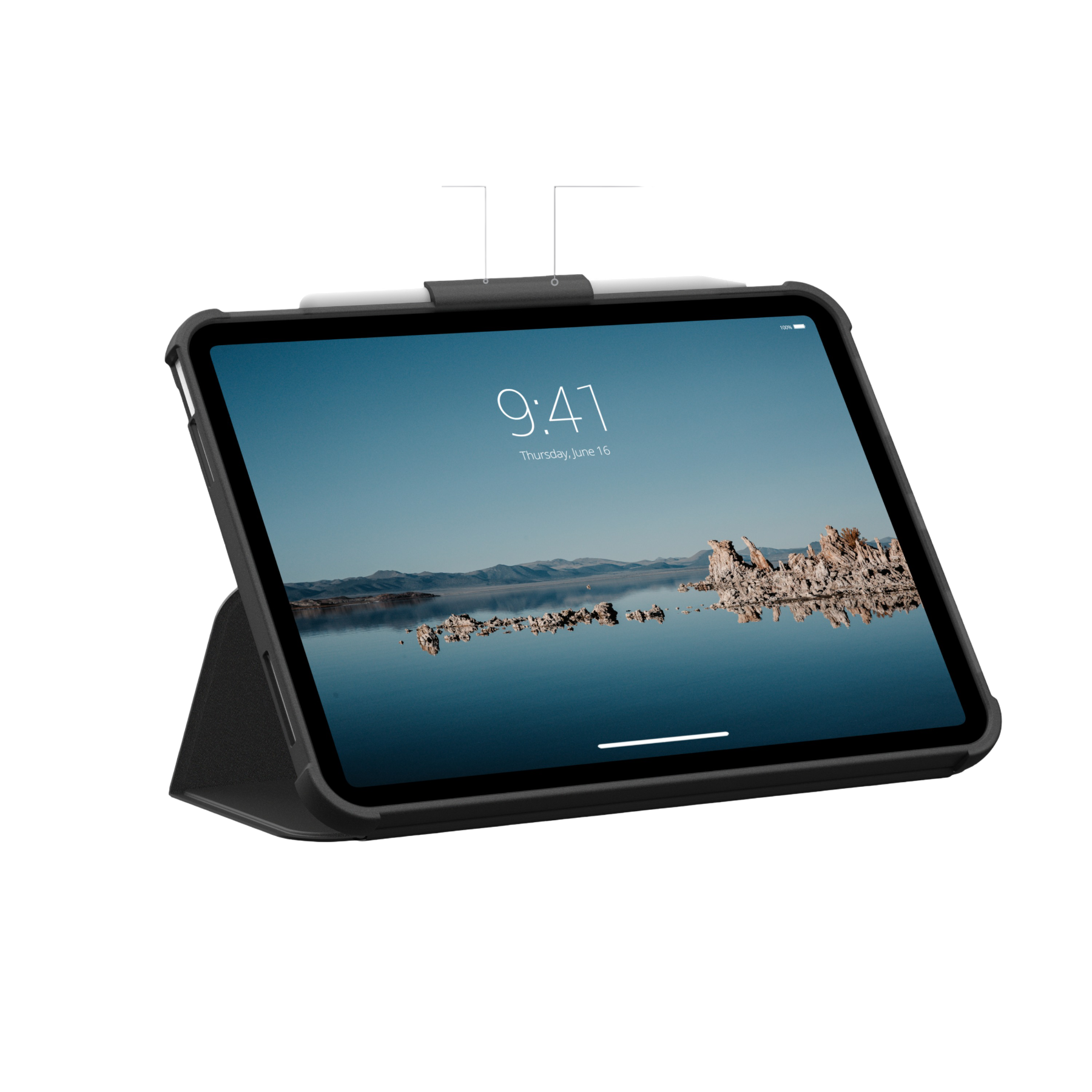 Czarny stojak na tablet trzymający tablet z ekranem blokady pokazującym góry i wodę.