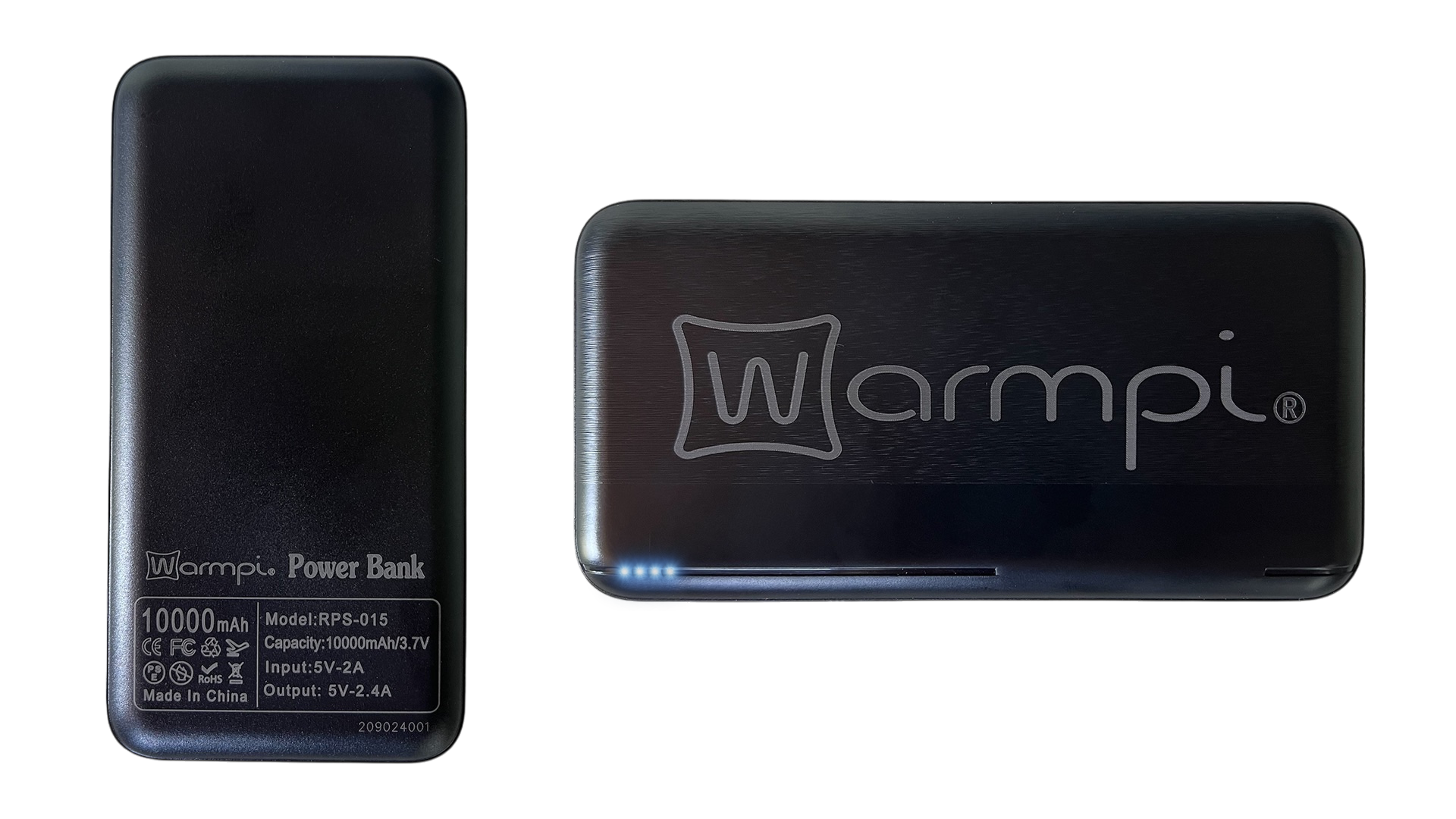 Zwei schwarze Warmpi Powerbanks. Eine zeigt 10000mAh und Spezifikationen. Die andere hat das Logo.