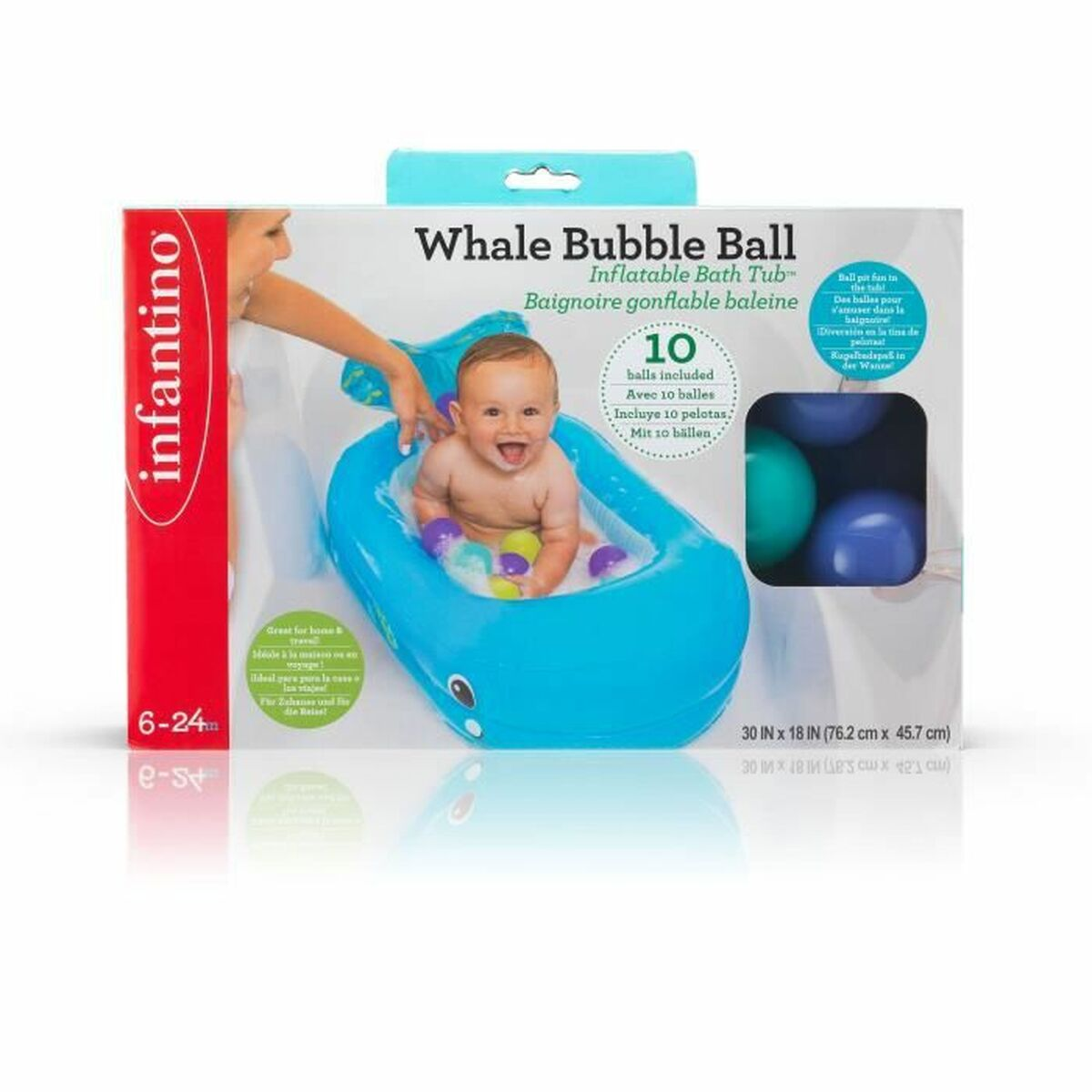 Ein Baby spielt in einer aufblasbaren Wal-Badewanne mit bunten Bällen.