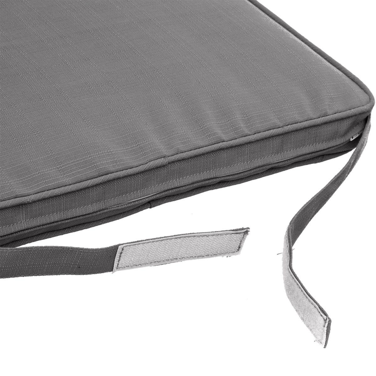 Graues Kissen mit Klettverschlussbändern, Nahaufnahme.
