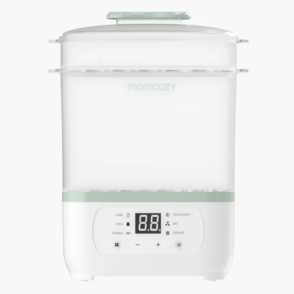 Ein weißer und grüner Momcozy Babyflaschensterilisator mit Digitalanzeige.