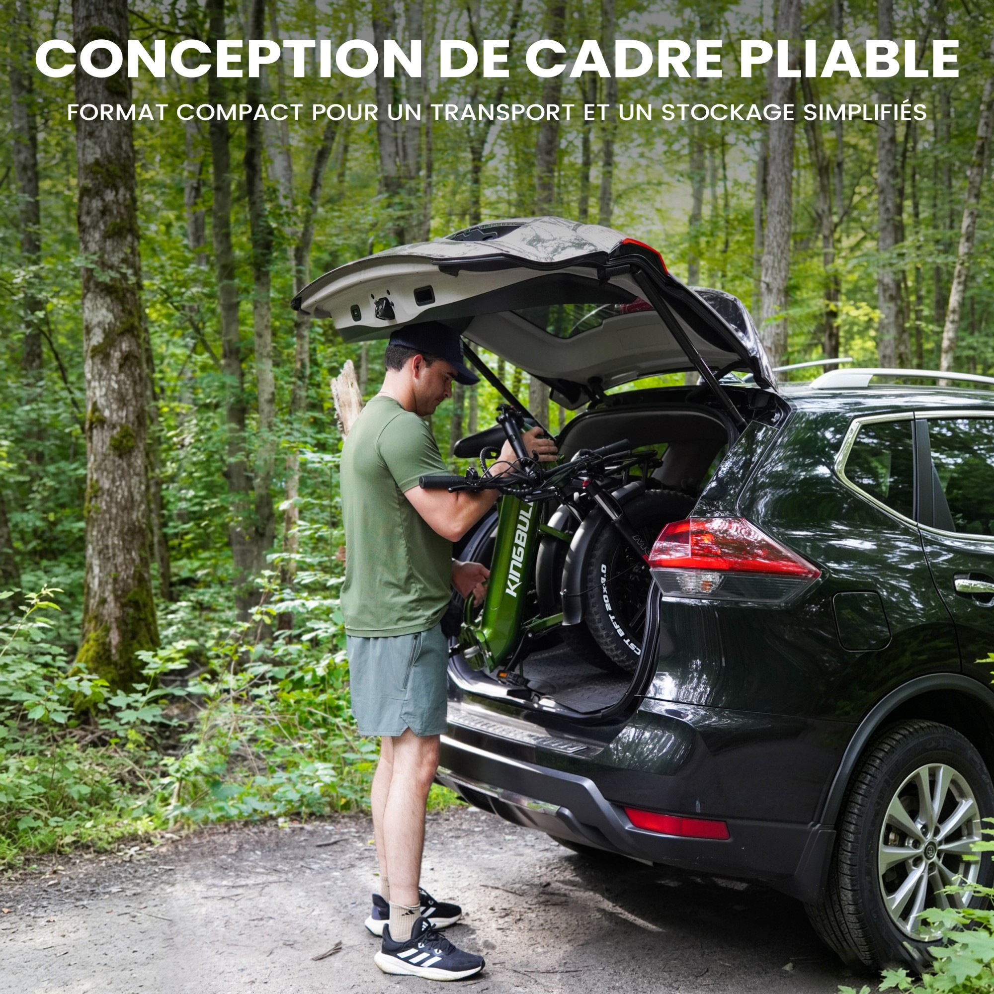 Mężczyzna ładuje zielony rower składany do czarnego SUV-a w lesie.