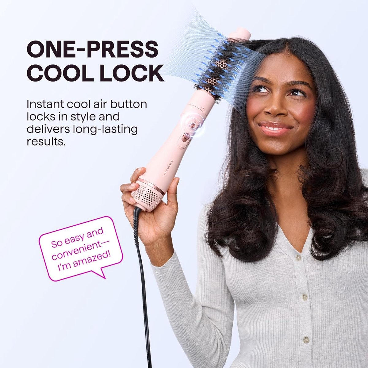 Femme coiffant ses cheveux avec un outil rose dirigeant l'air.
