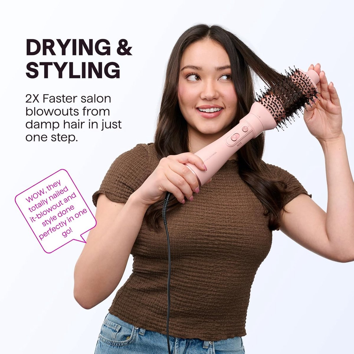 Une femme sèche et coiffe ses cheveux bruns avec une brosse à air chaud rose.