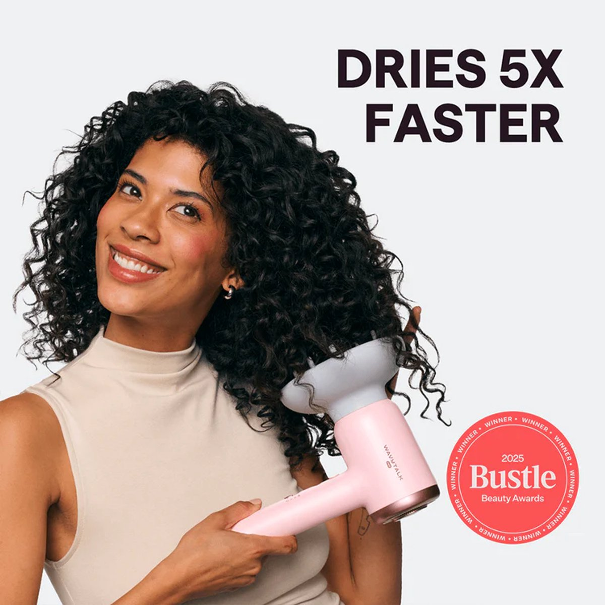 Vrouw met krullend haar droogt het met roze diffuser opzetstuk.