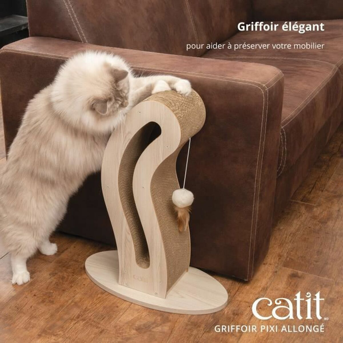 Un gatto soffice si fa le unghie su un tiragraffi elegante vicino a un divano marrone.