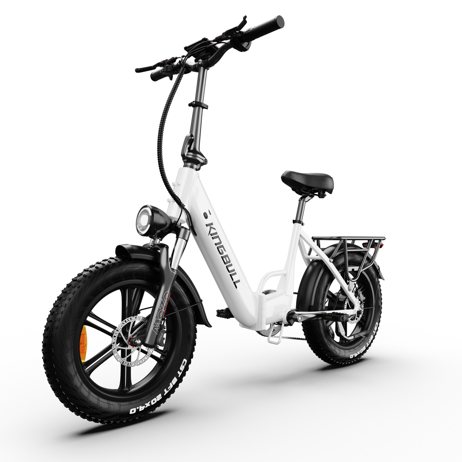 Biały rower elektryczny typu fat bike z czarnym siodełkiem i bagażnikiem. Posiada przednie światło.