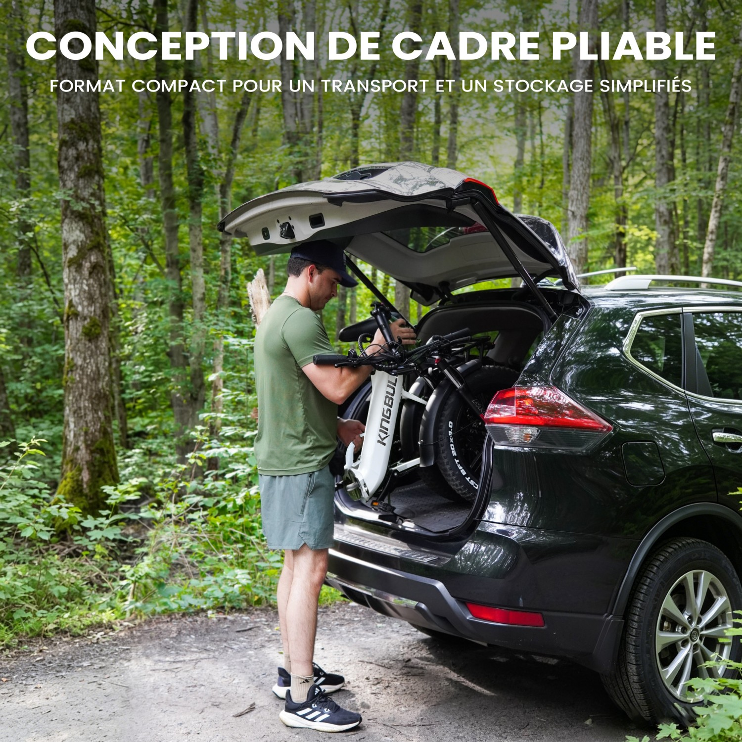 Mężczyzna ładuje składany rower elektryczny do czarnego SUV-a w lesie.