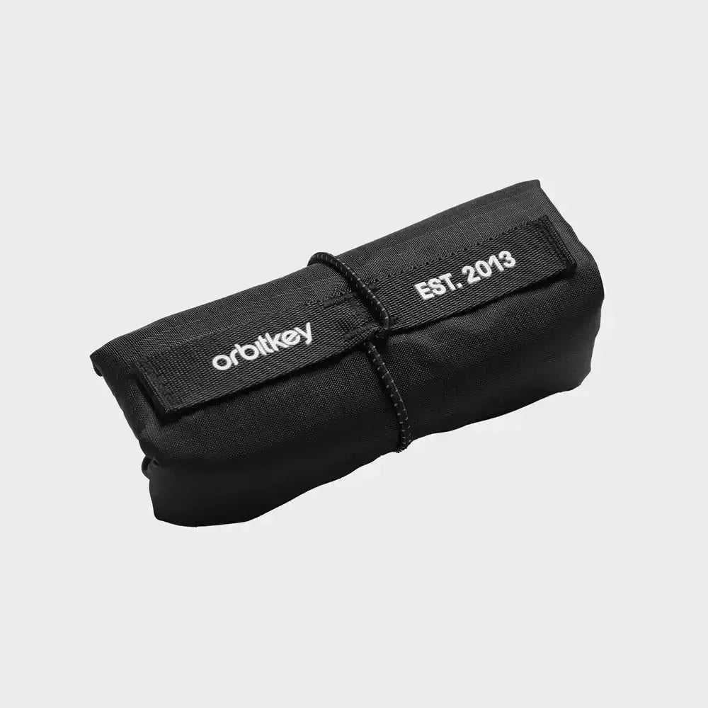 Czarna torba zwijana Orbitkey z białym napisem 'orbitkey' i 'EST. 2013'.