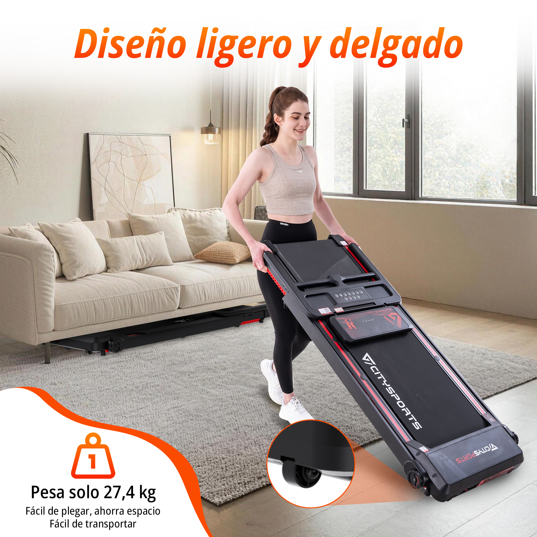 Una mujer empuja una cinta de correr plegable negra en una sala de estar.