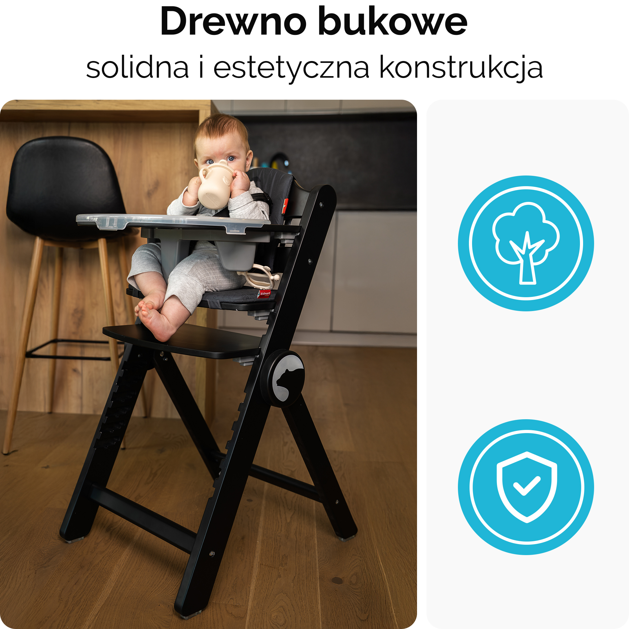 Dziecko siedzi w krzesełku do karmienia, pije z kubka. Widoczne ikony drzewa i tarczy.