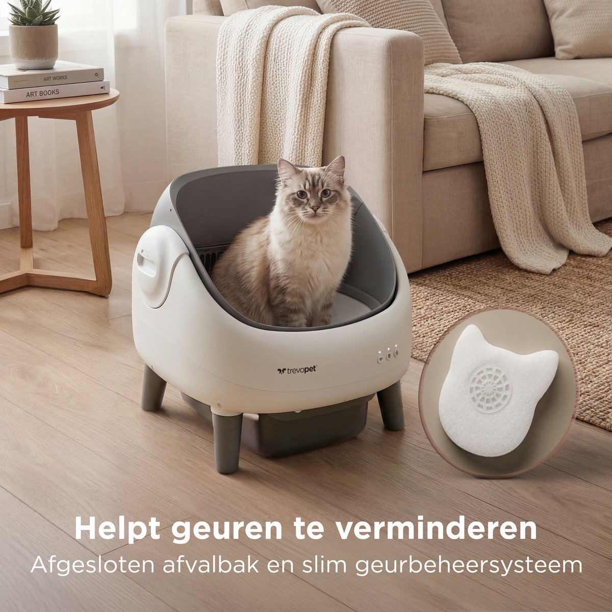 Een kat zit in een kattenbak naast een bank. Een filter wordt getoond.