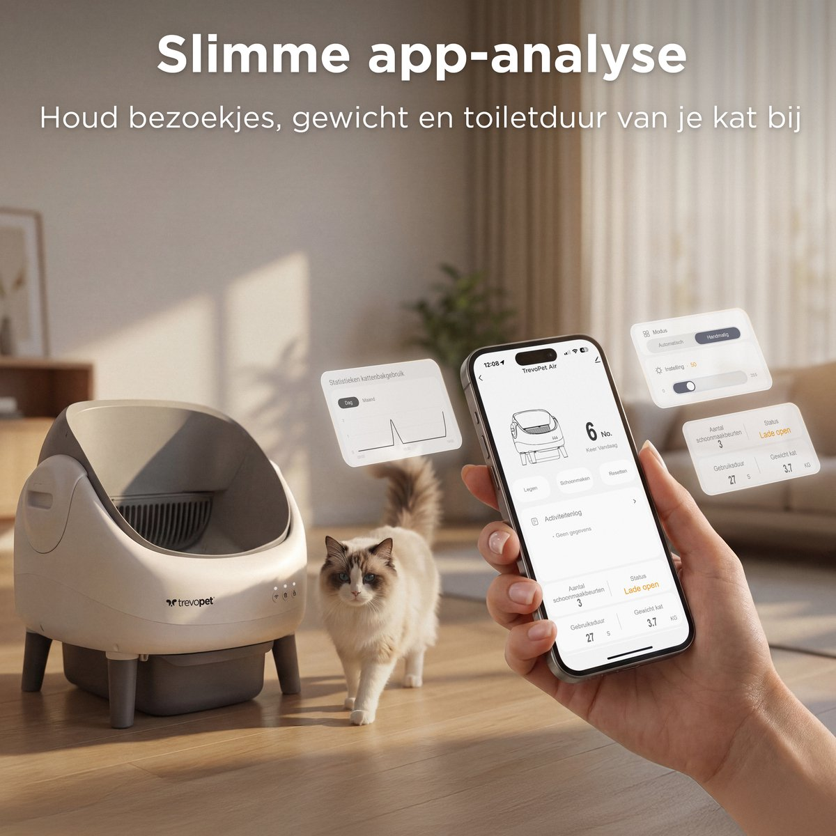 Een hand houdt een smartphone met kattenbak app vast. Naast een kat en een kattenbak.
