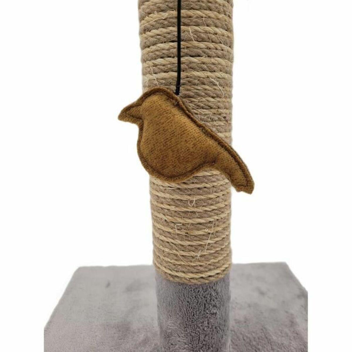 Un uccello di stoffa marrone pende da un palo tiragraffi avvolto in corda.