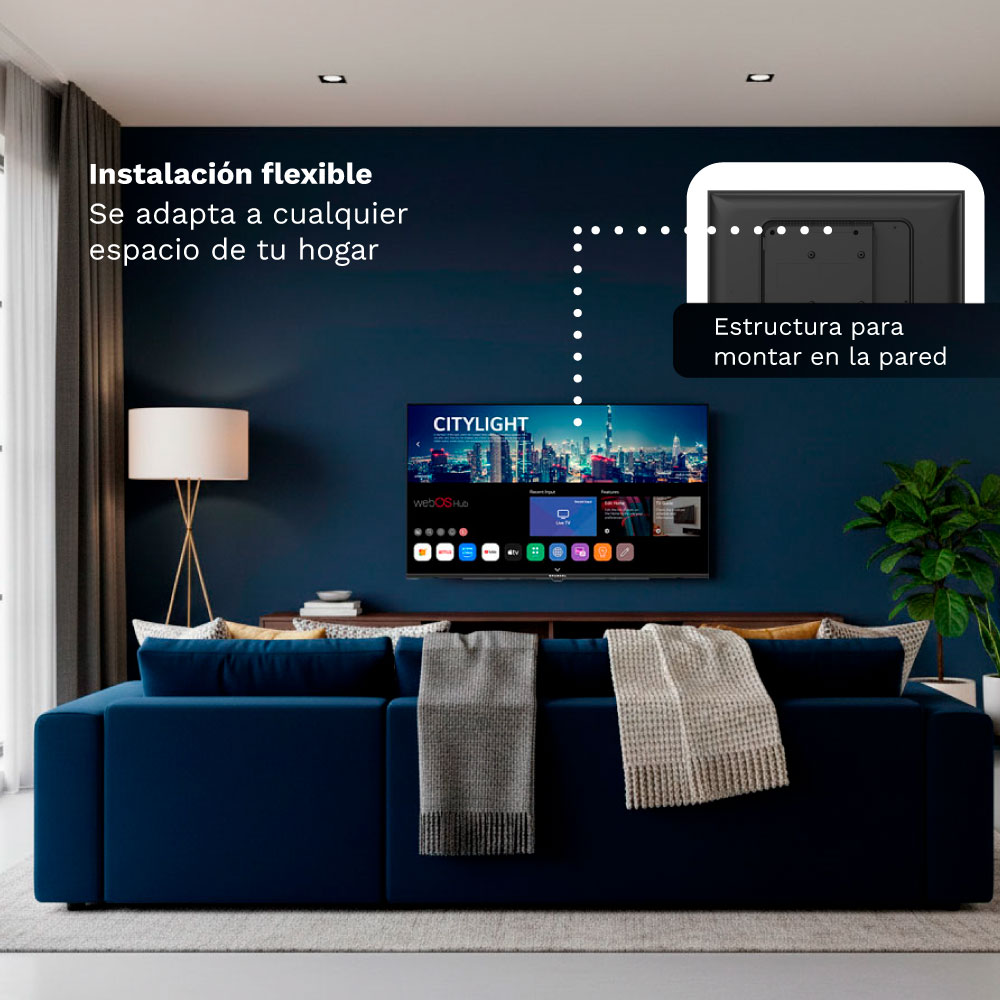 Sala con sofá azul oscuro, TV y lámpara. Instalación flexible.