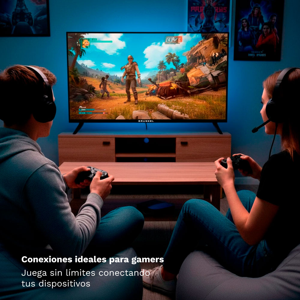 Dos jugadores juegan un videojuego en pantalla grande, con mandos en mano.