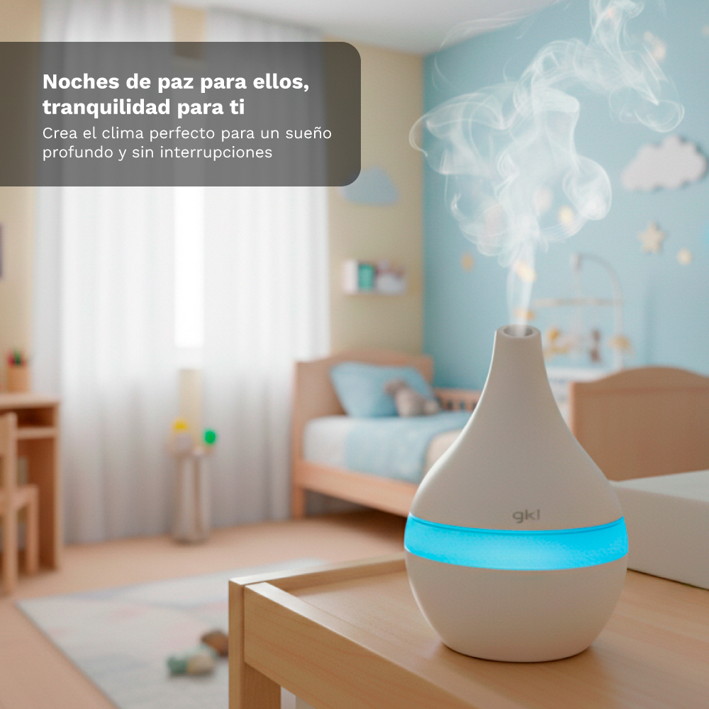 Un difusor blanco con luz azul emite vapor en una habitación infantil.