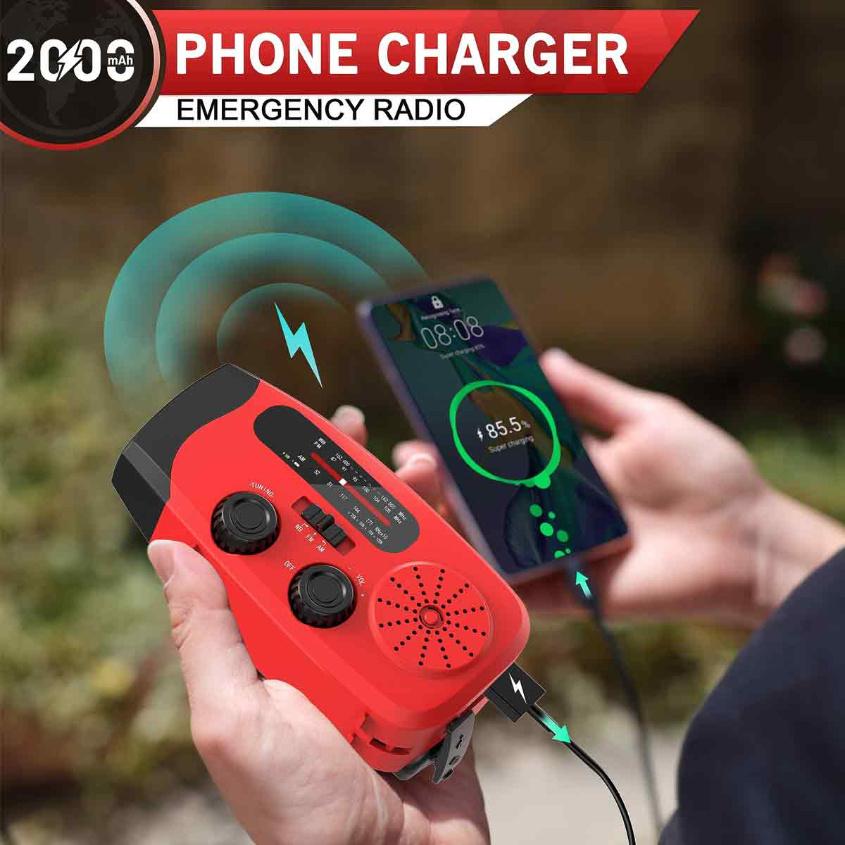 Eine rote Notfallradio-Ladestation wird verwendet, um ein Smartphone aufzuladen.