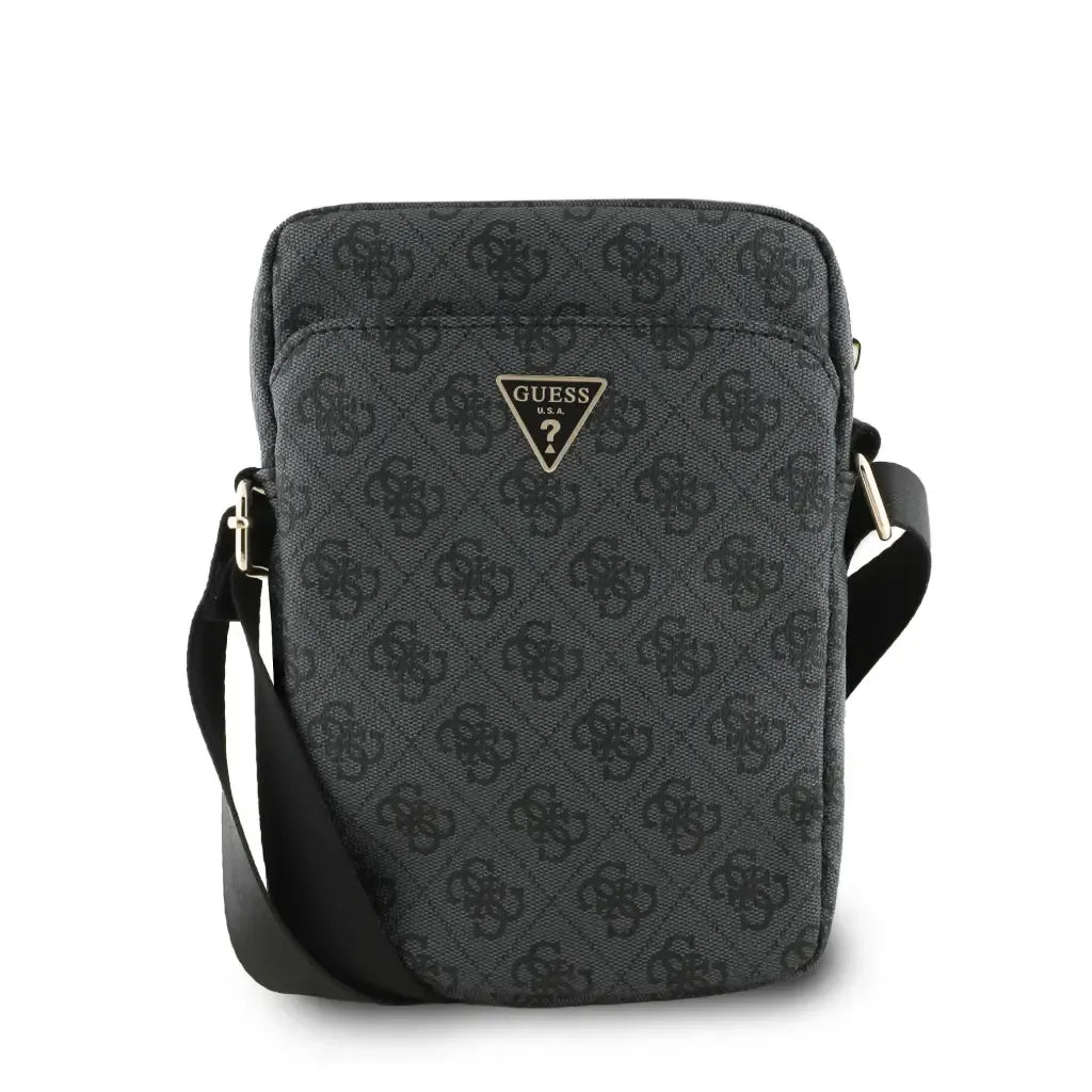 Bolso cruzado gris con patrón repetitivo de logo de Guess y correa negra.