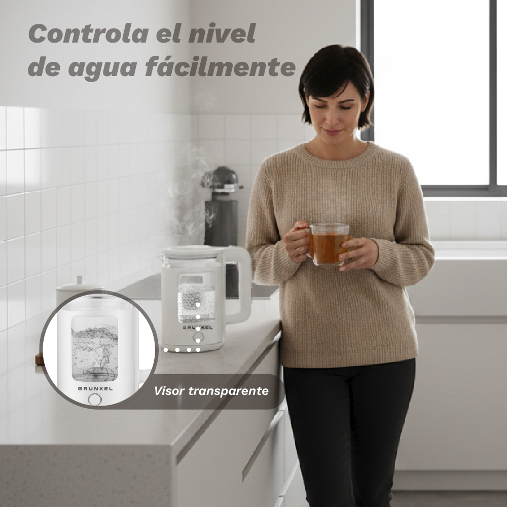 Mujer sostiene una taza junto a una tetera con visor transparente.