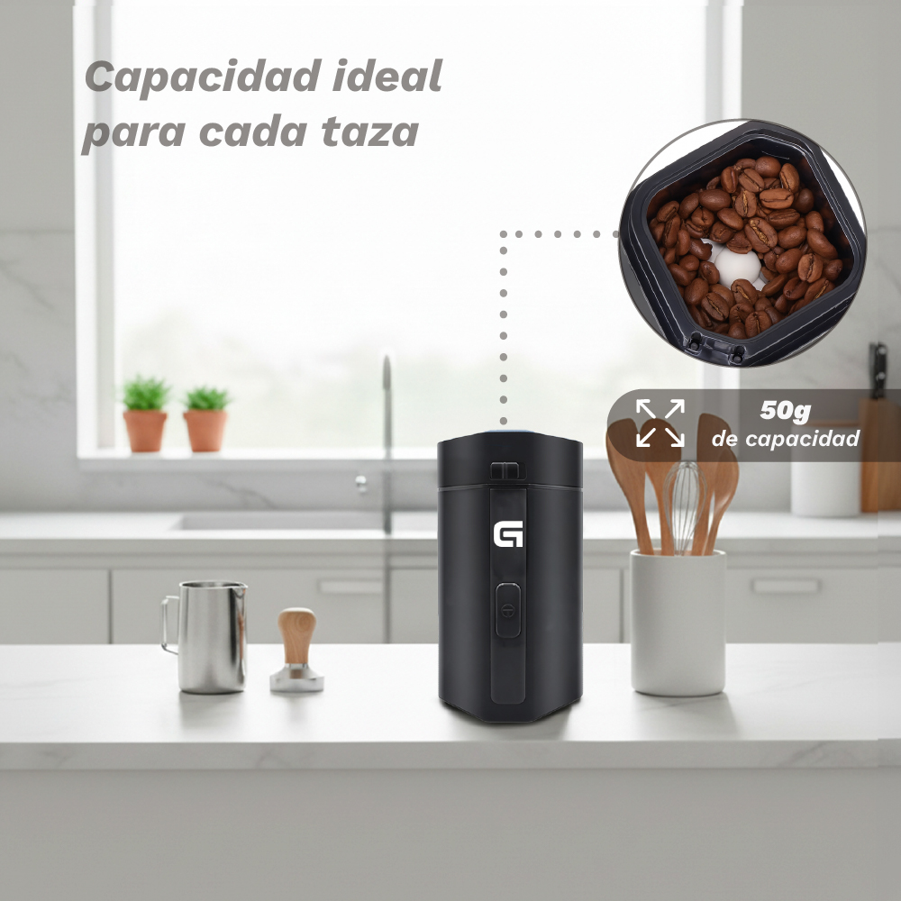 Molinillo de café negro con capacidad de 50g, al lado un tamper y una jarra.