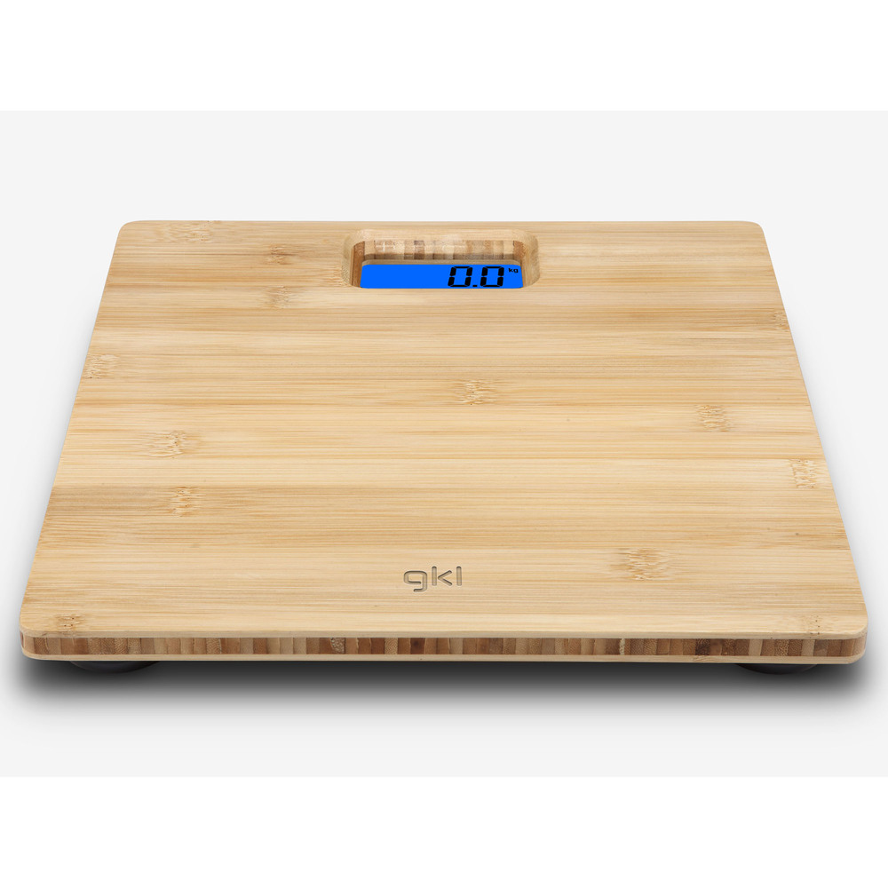 Una báscula digital de bambú con pantalla azul que muestra 0,0.