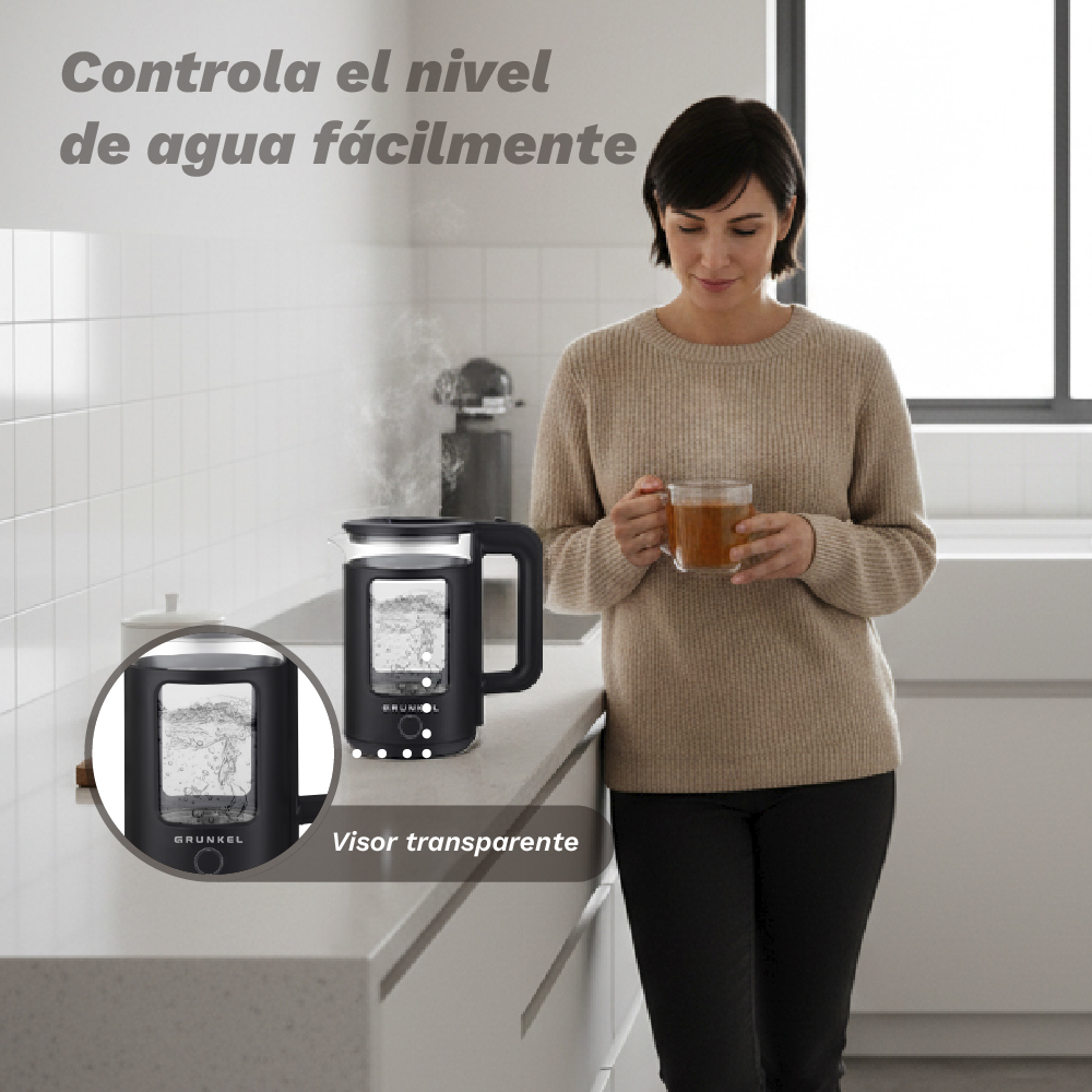 Una mujer sostiene una taza, junto a una tetera que muestra el nivel de agua.