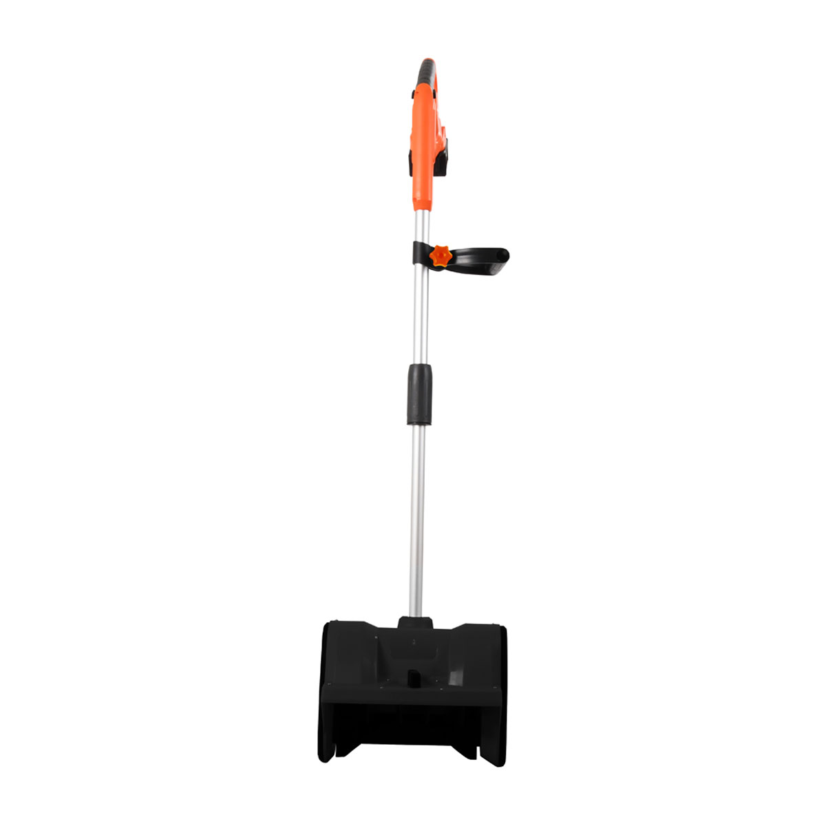 Ein orange-schwarzer Schnee-Schieber mit langem Griff steht auf weißem Hintergrund.
