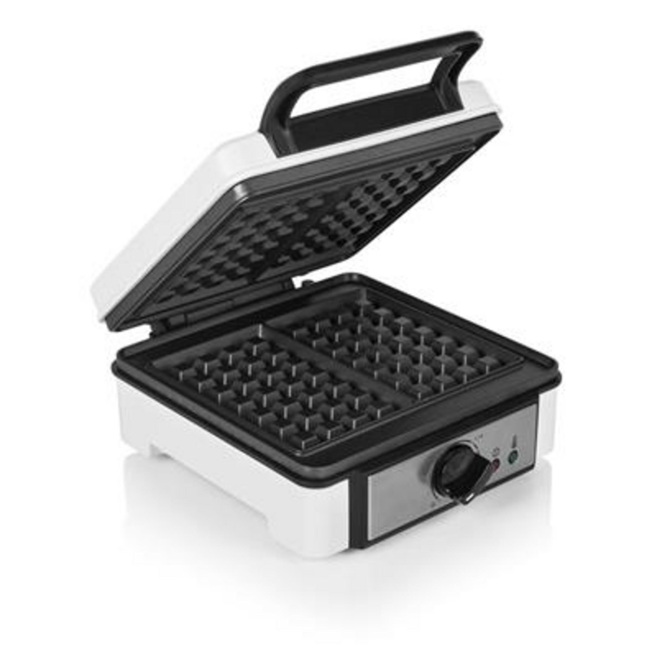 Ein weißer Waffelautomat mit schwarzem Deckel ist geöffnet und zeigt die Heizplatten.