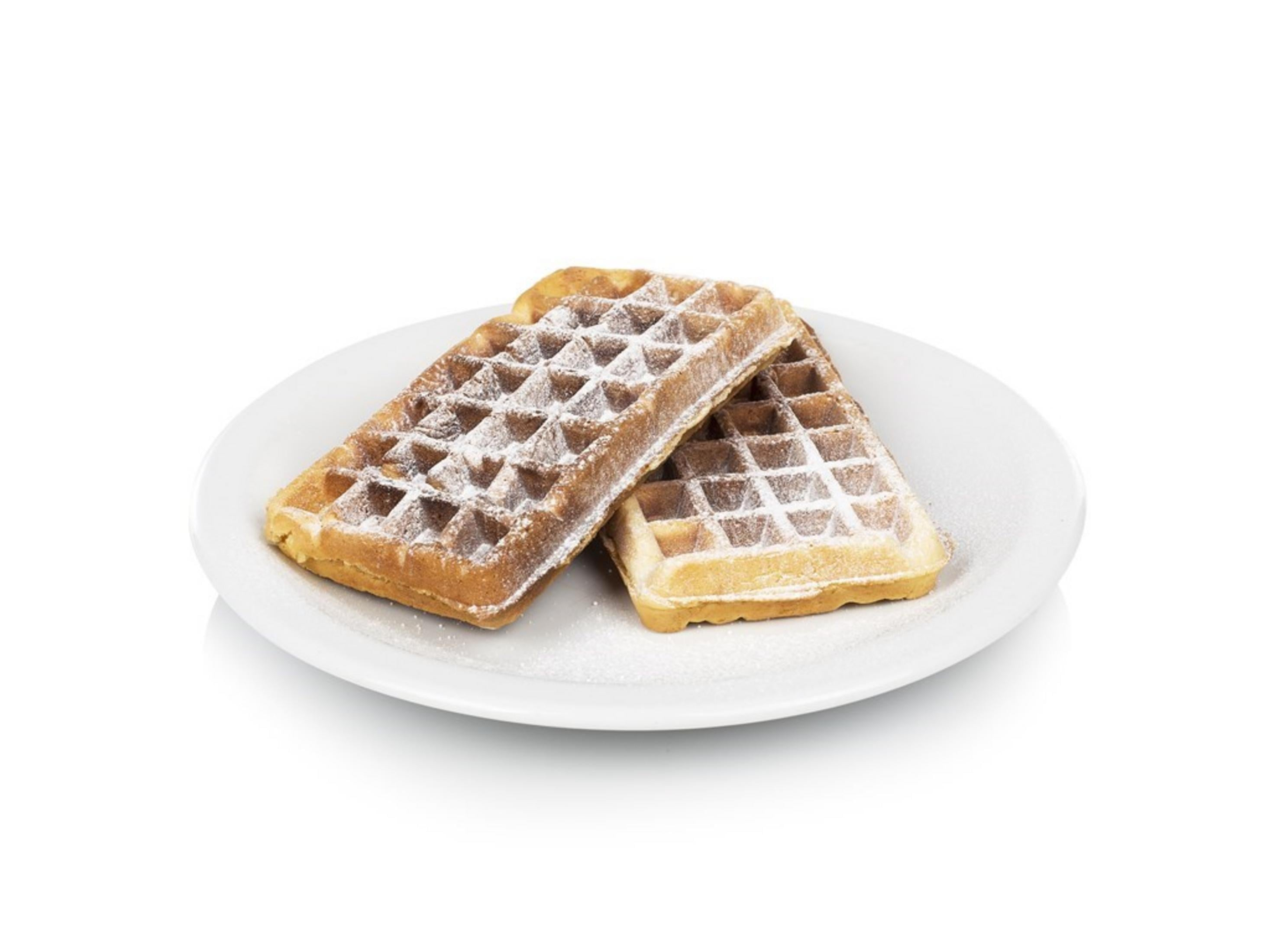Zwei Puderzucker-bestäubte Waffeln liegen auf einem weißen Teller.