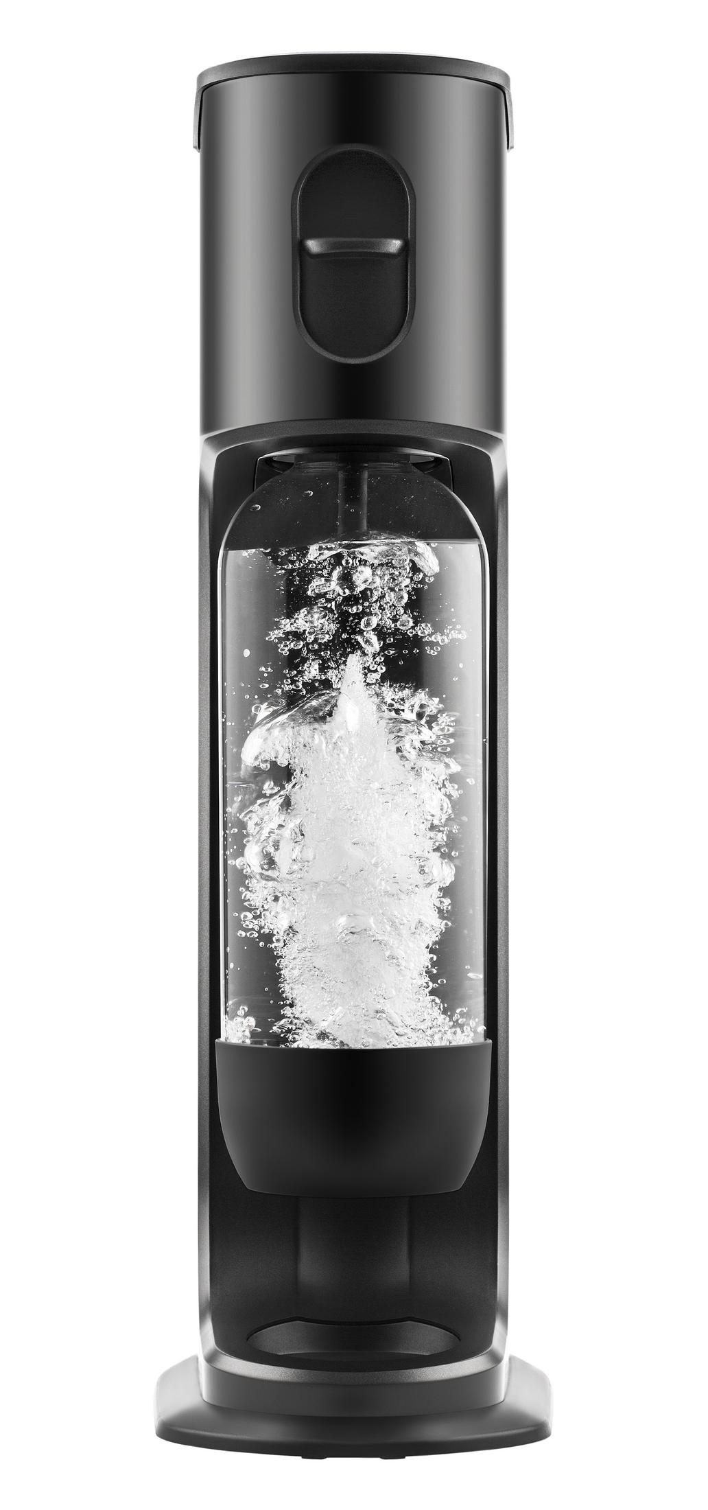 Ein schwarzer Wassersprudler mit sprudelndem Wasser in einer Glasflasche.