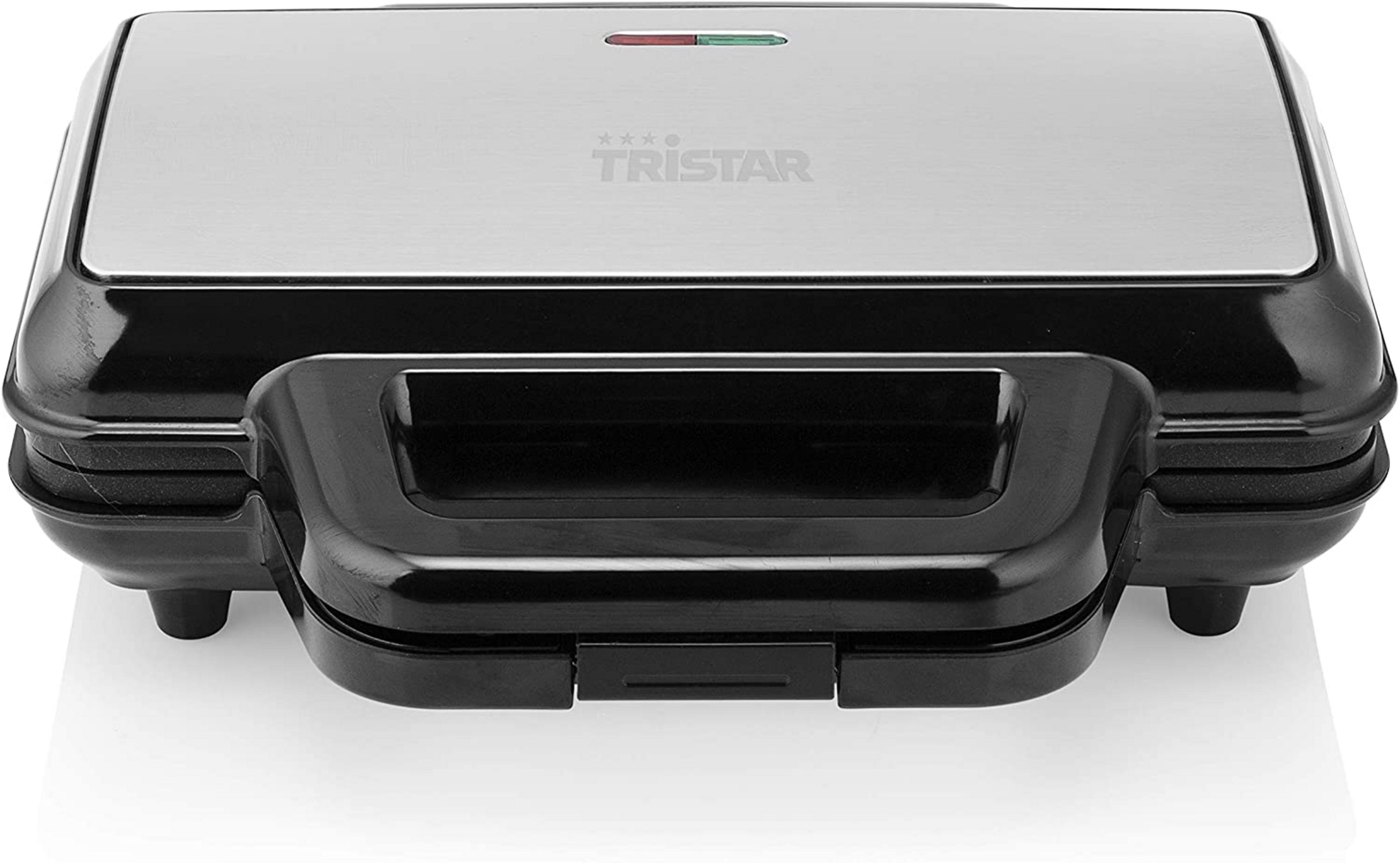 Waffle maker nero chiuso con coperchio in acciaio inox e logo Tristar.