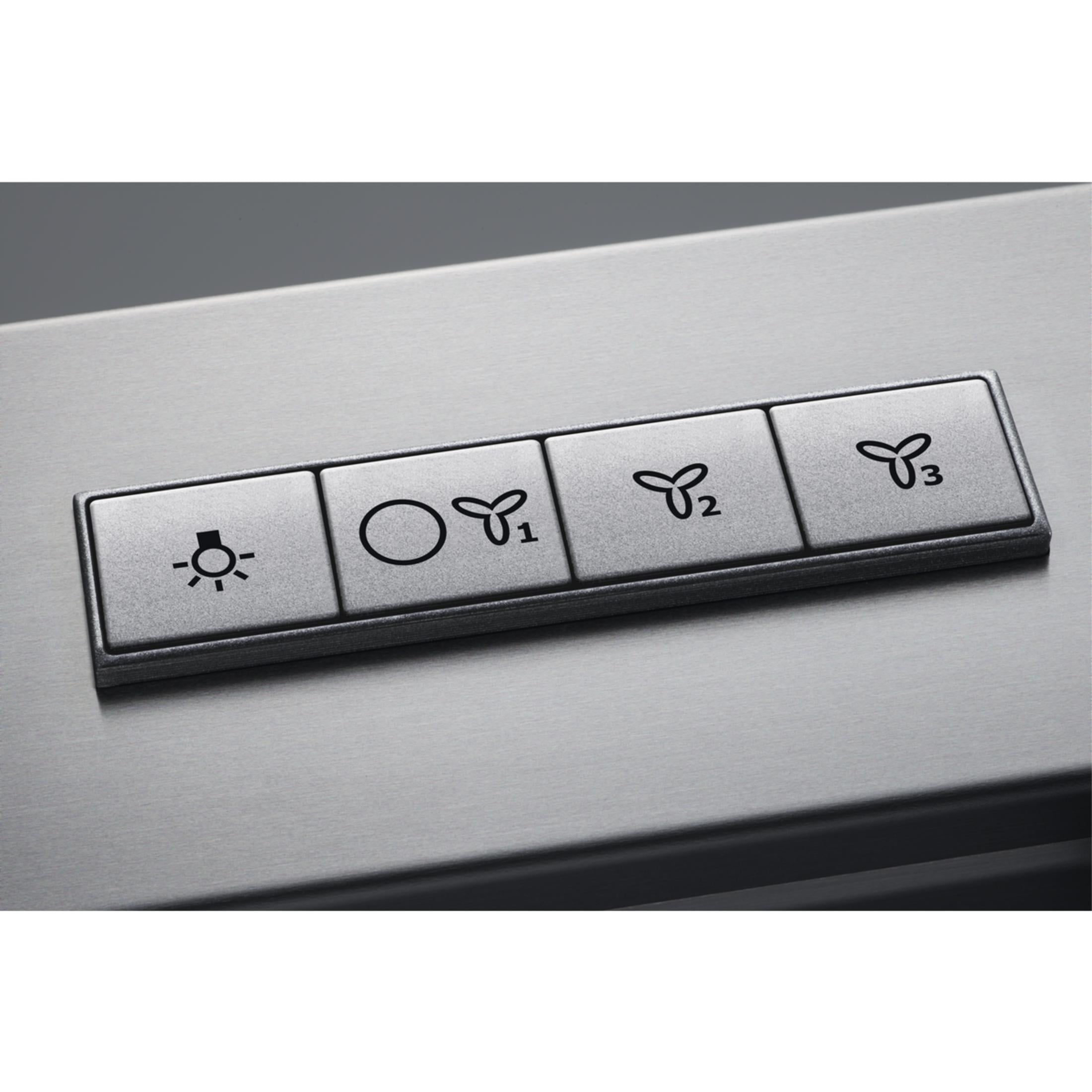 Knoppen voor licht, ventilator 1, 2, 3 op een metalen bedieningspaneel.