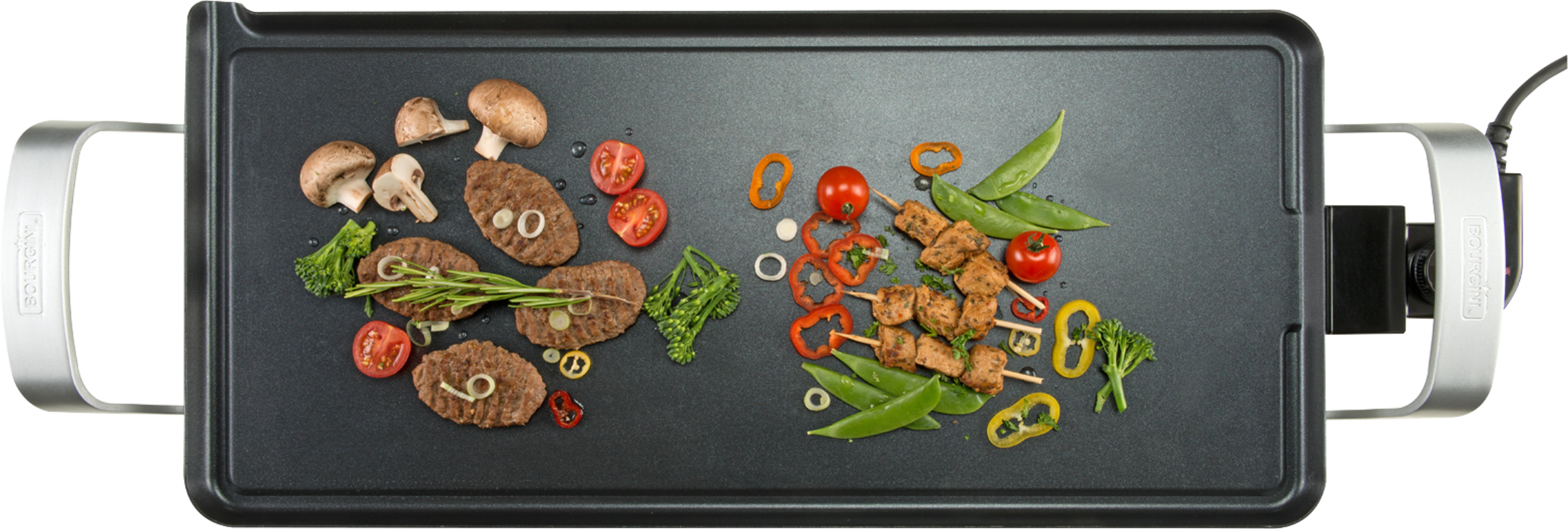 Placa de parrilla con carne, brochetas, verduras y champiñones.