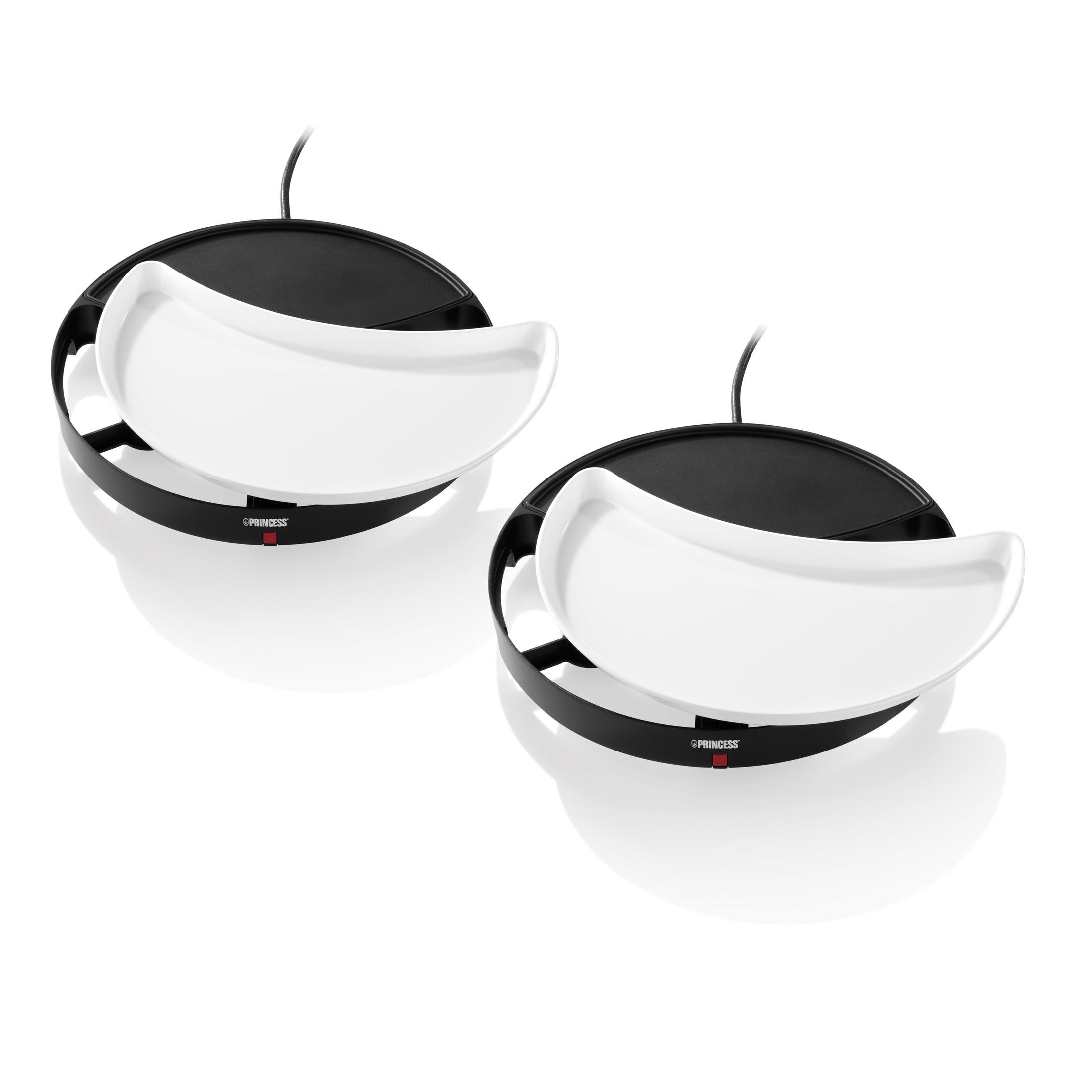 Due piastre per raclette nere con piatti bianchi su sfondo bianco.