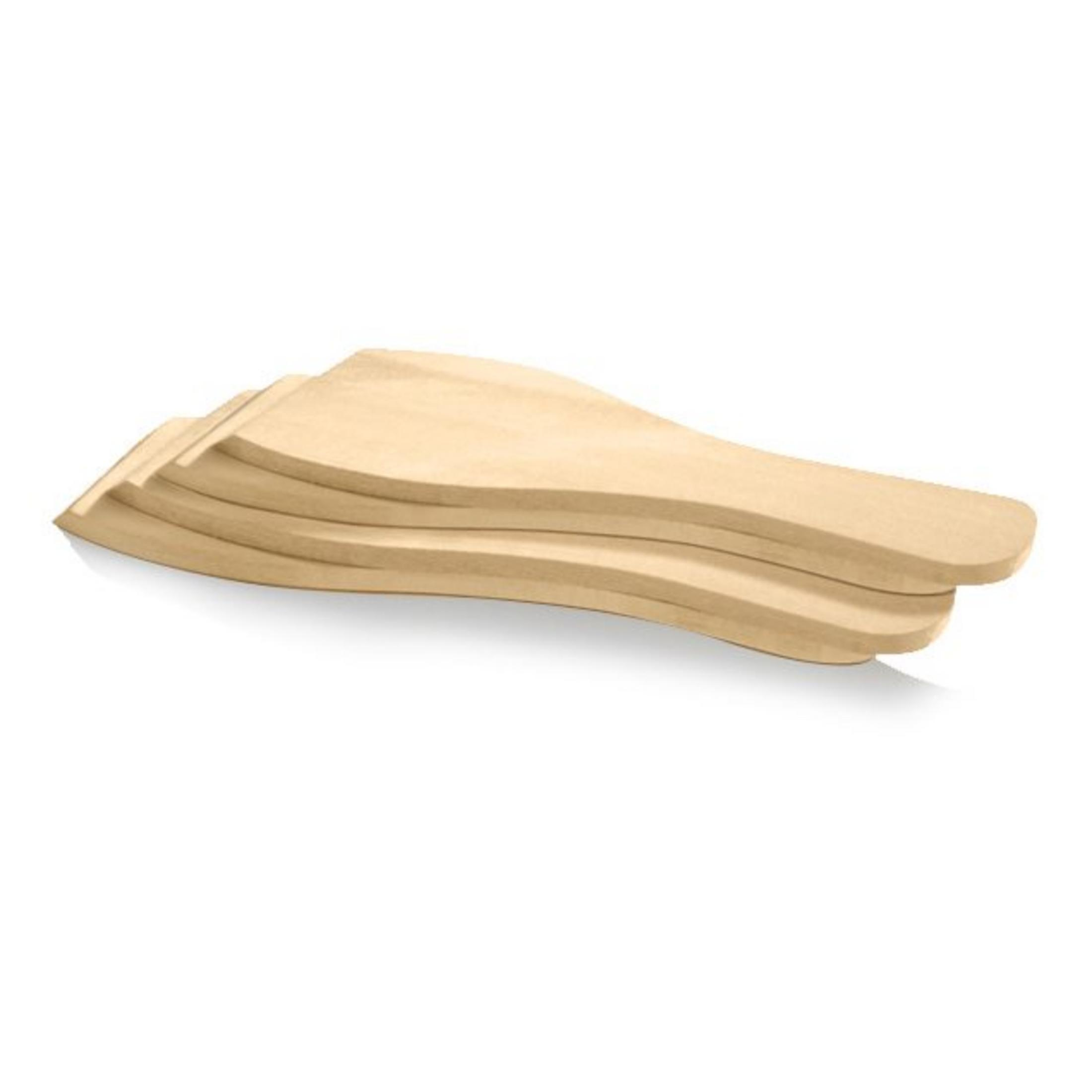 Diverse spatole di legno sovrapposte su sfondo bianco.