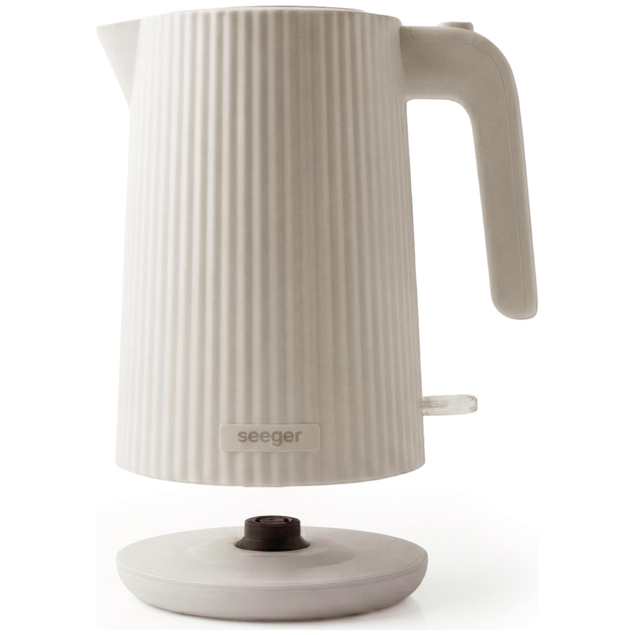 Een crèmekleurige ribbel waterkoker met handvat en aparte voet.