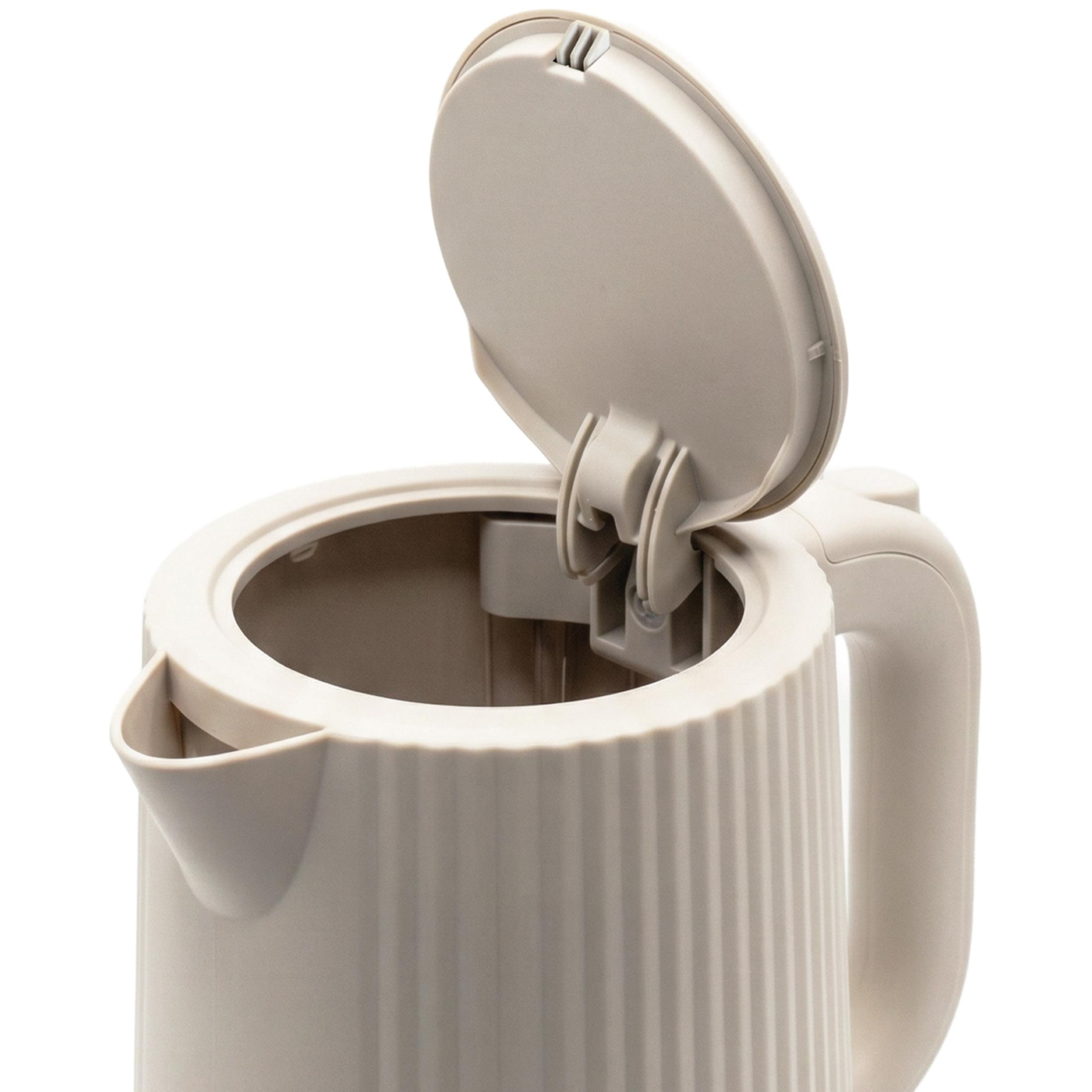 Beige waterkoker met open deksel, interieur zichtbaar.