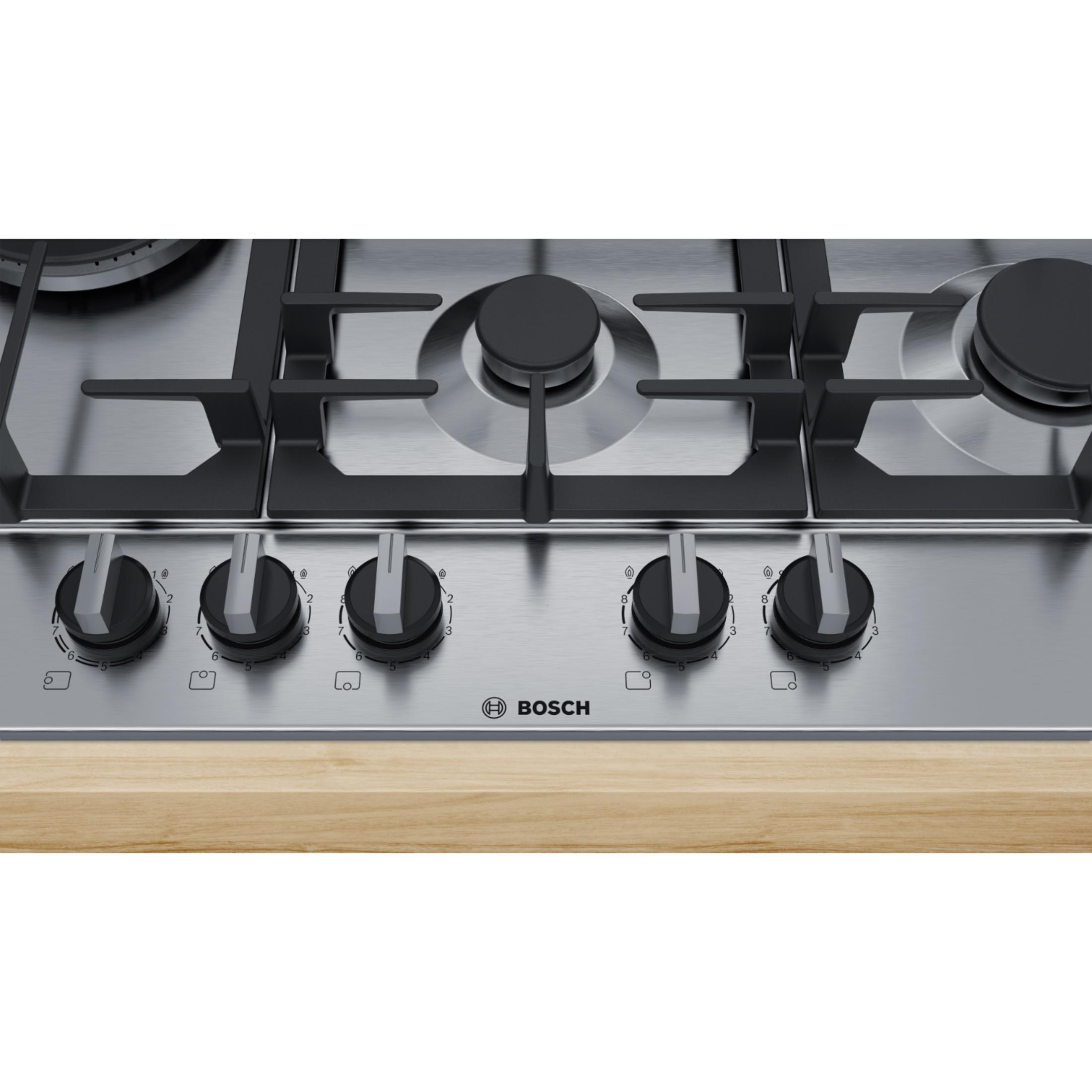 Piano cottura a gas in acciaio inox con quattro bruciatori e manopole. Logo Bosch visibile.