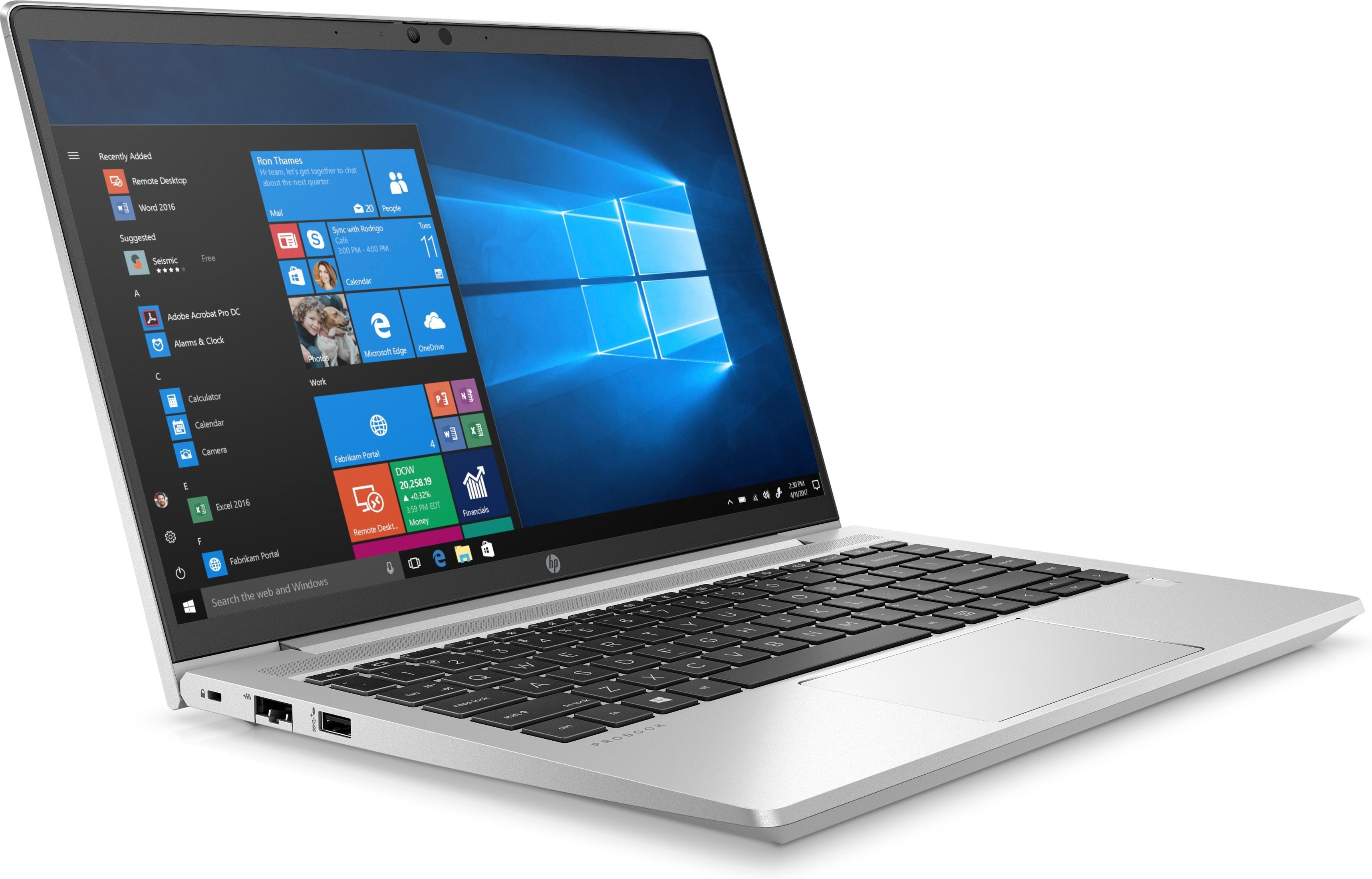 Een zilveren HP ProBook laptop met verlicht toetsenbord en Windows startmenu.