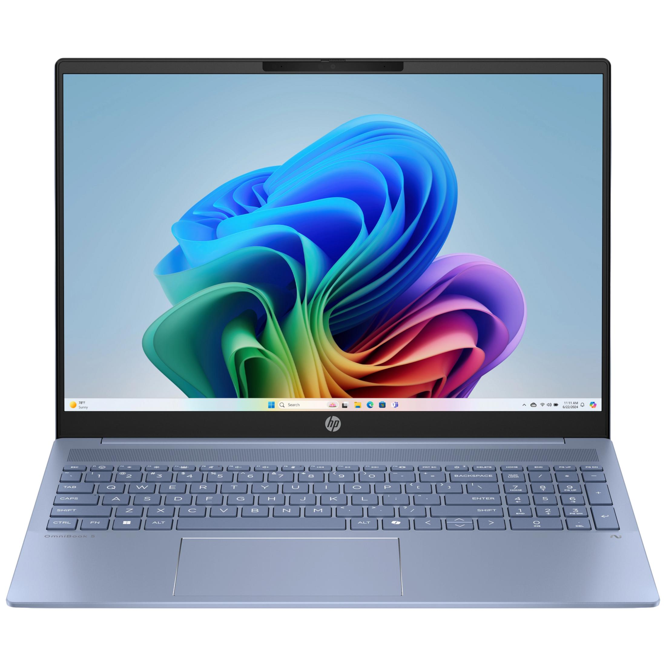 Een lichtblauwe HP OmniBook 5 laptop met verlicht toetsenbord en kleurrijke bureaubladachtergrond.