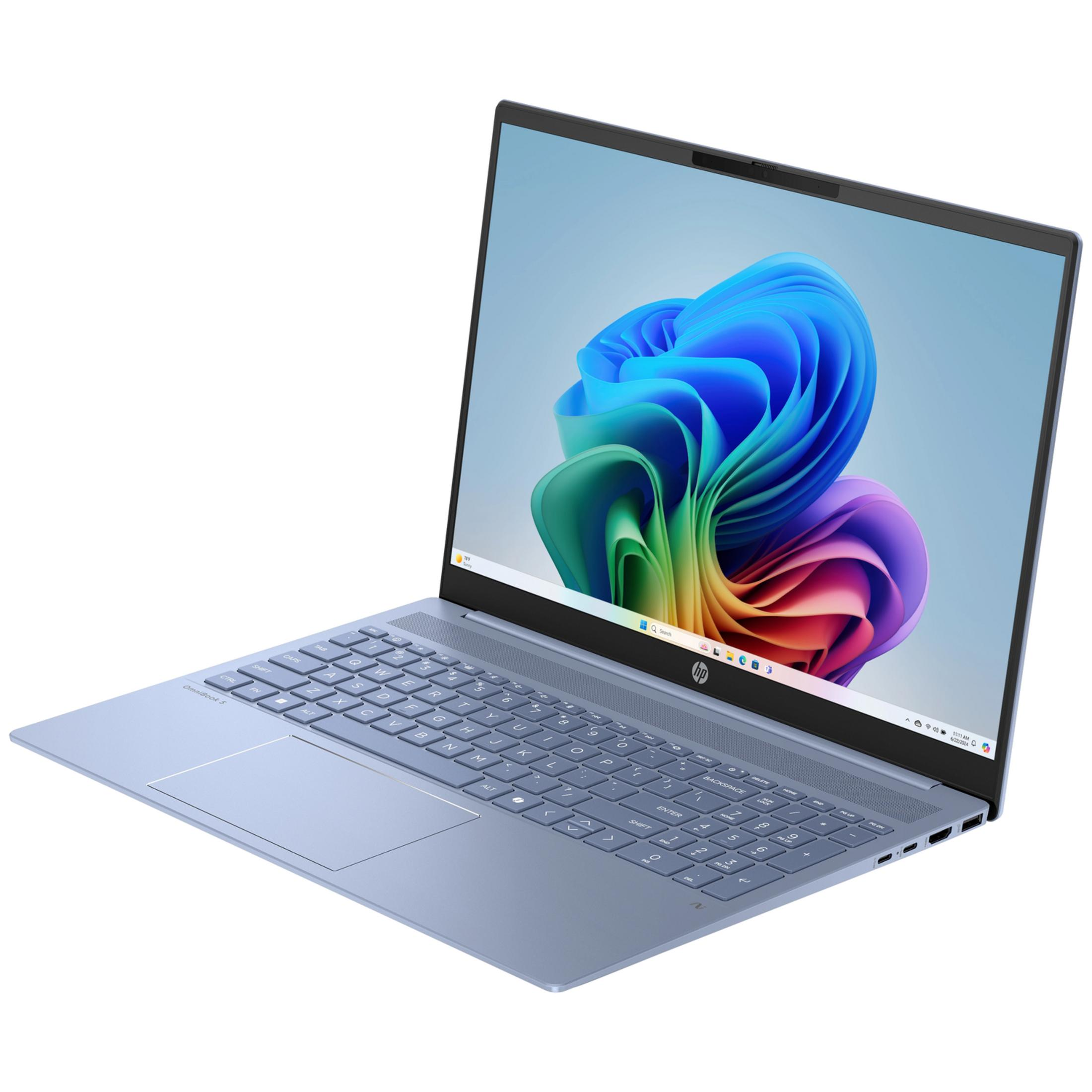 Een lichtblauwe HP laptop met toetsenbord en touchpad op witte achtergrond.