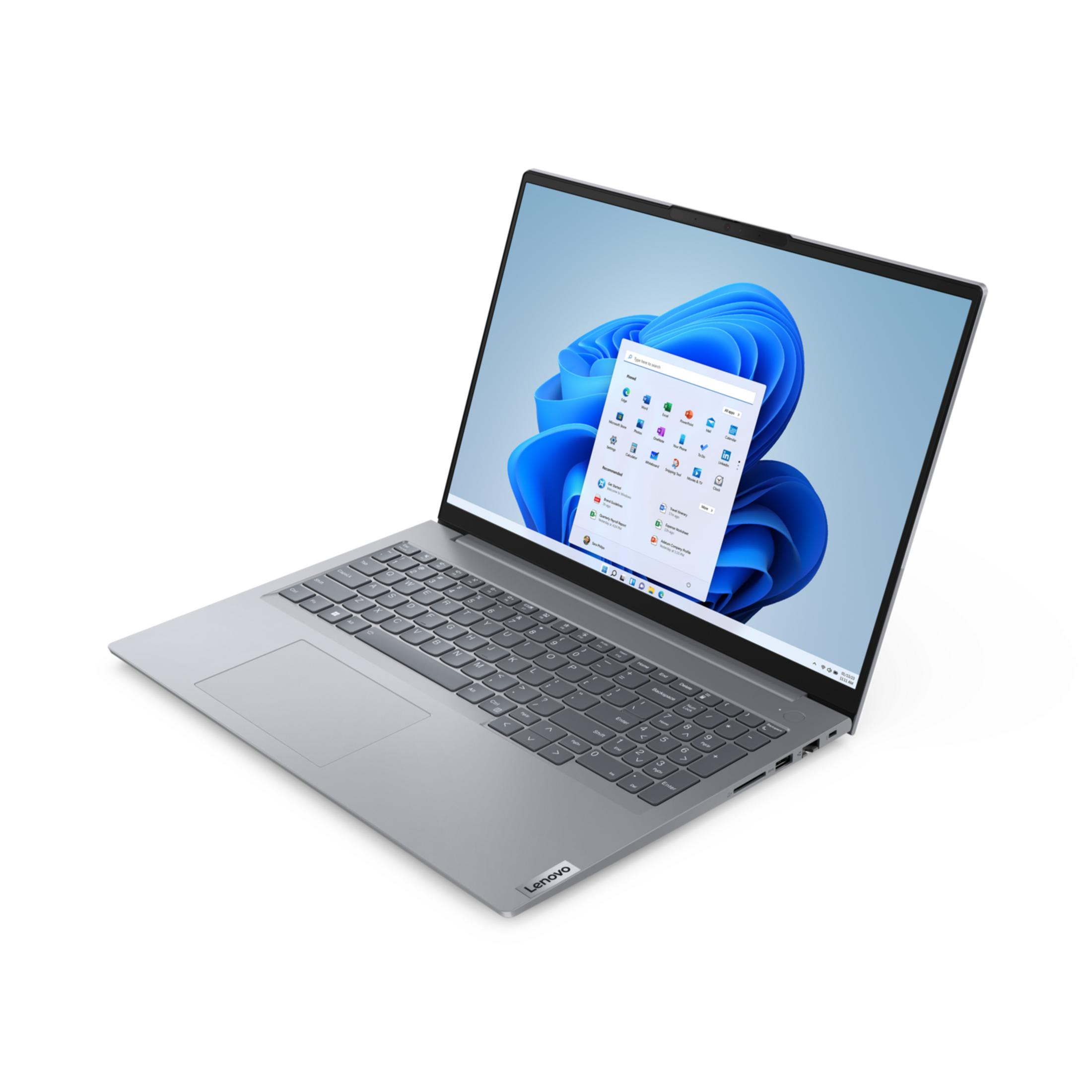 Srebrny laptop z menu startowym Windows 11 na ekranie.
