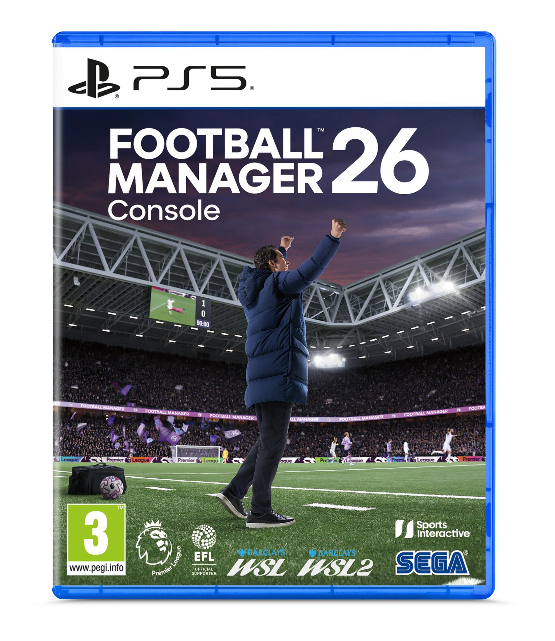 Copertina del gioco Football Manager 26 PS5 con un allenatore che festeggia allo stadio.